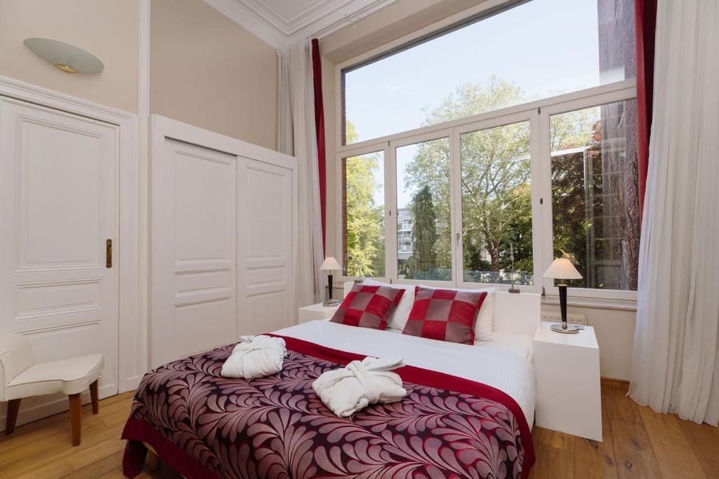 1 King Bed Suite Smoking