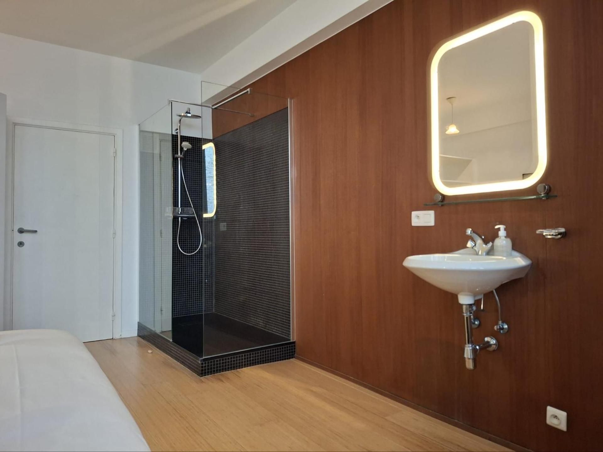 Deluxe One-Bedroom Apartment
