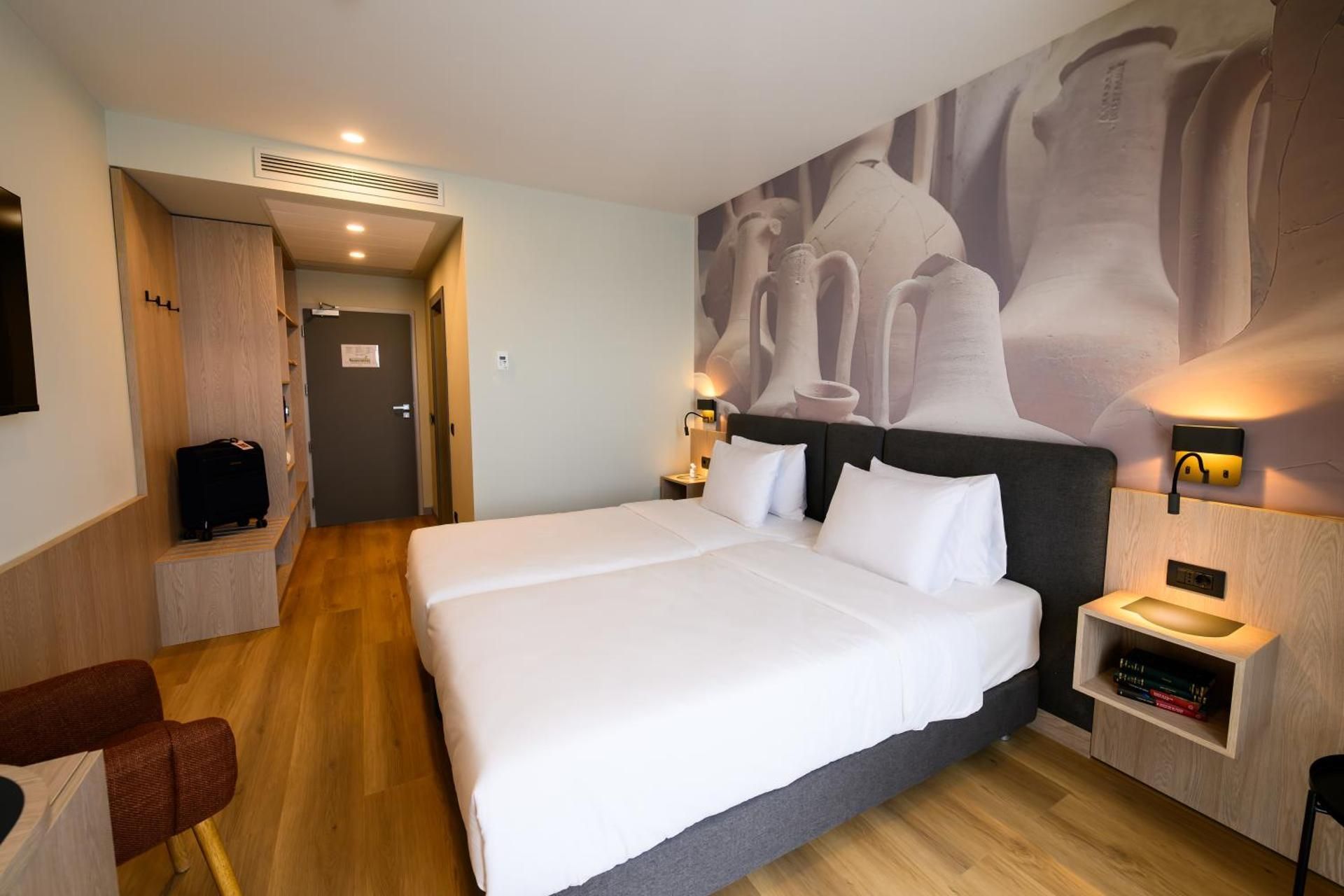 Classic Room with 1 King Bed