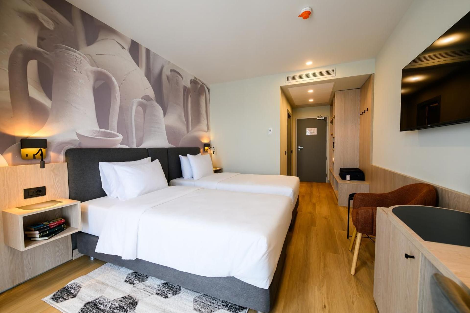 Classic Room with 1 King Bed