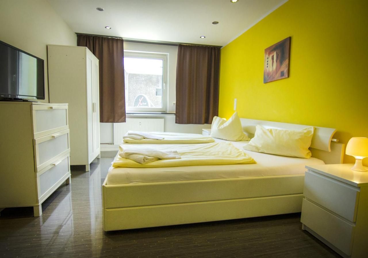 2-Room-Apartment (approx. 180 ft²) BLUMENSTRASSE 2
