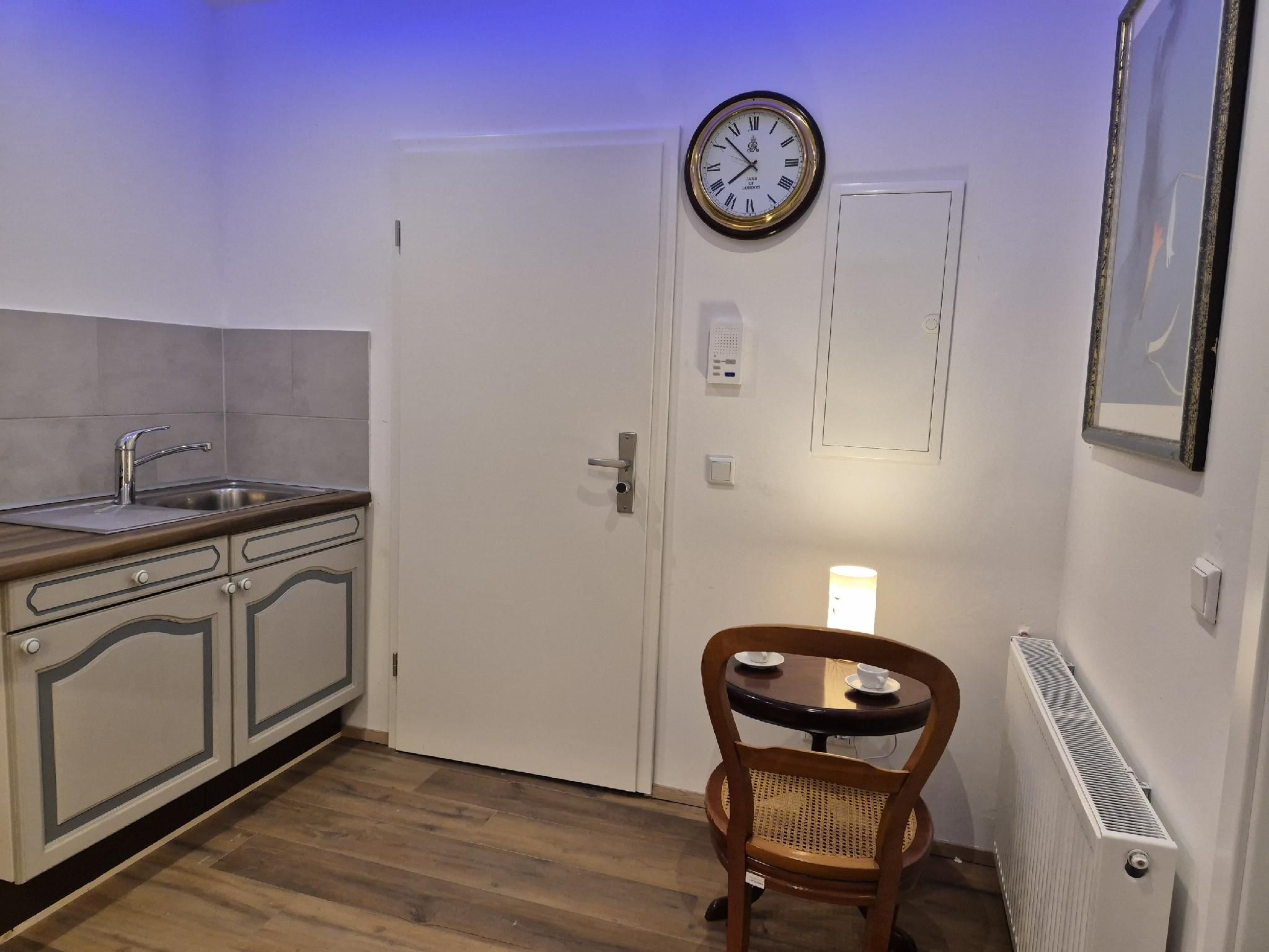 Apartment 5 - Luis. 75