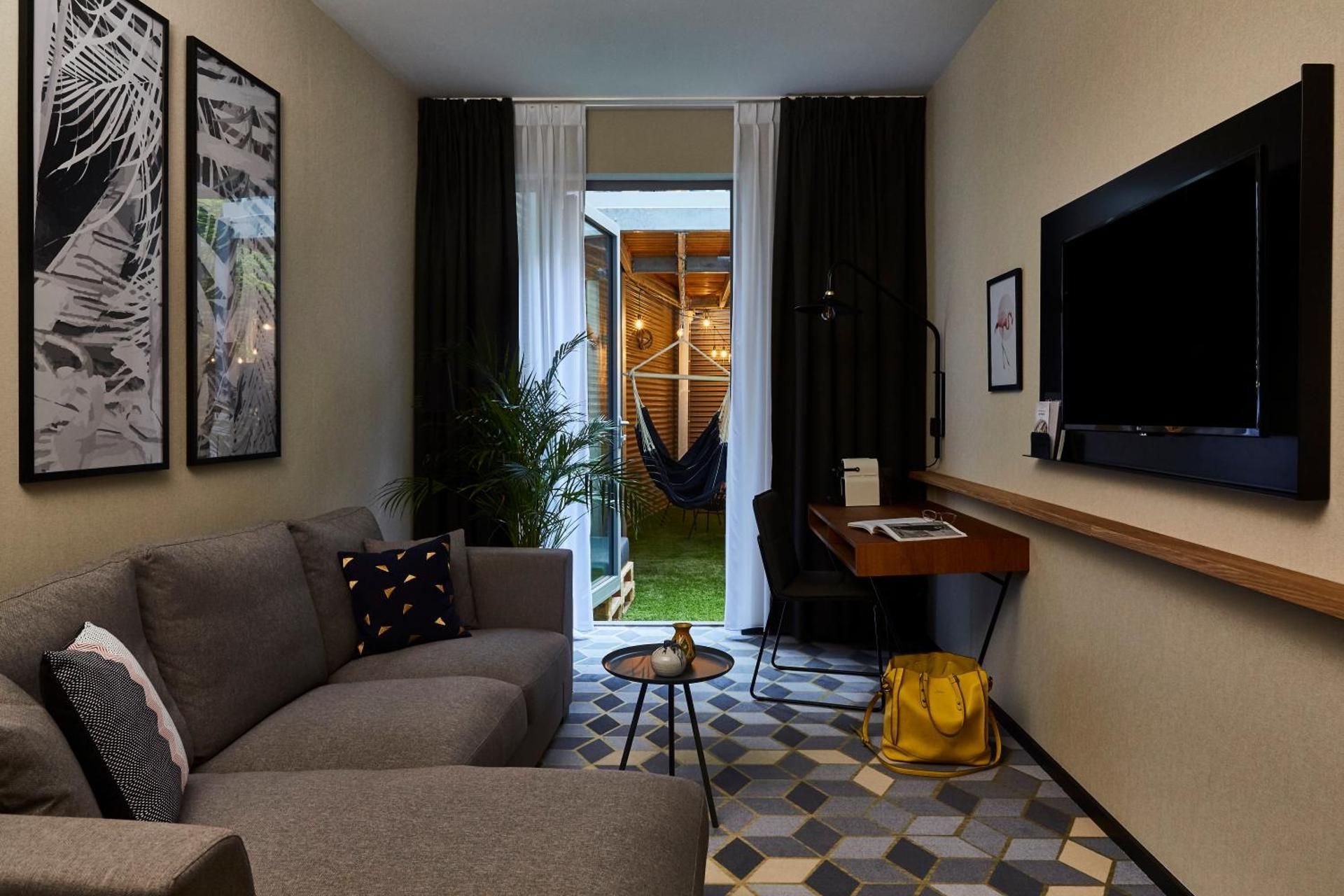 1 Double Bed Suite Courtyard View