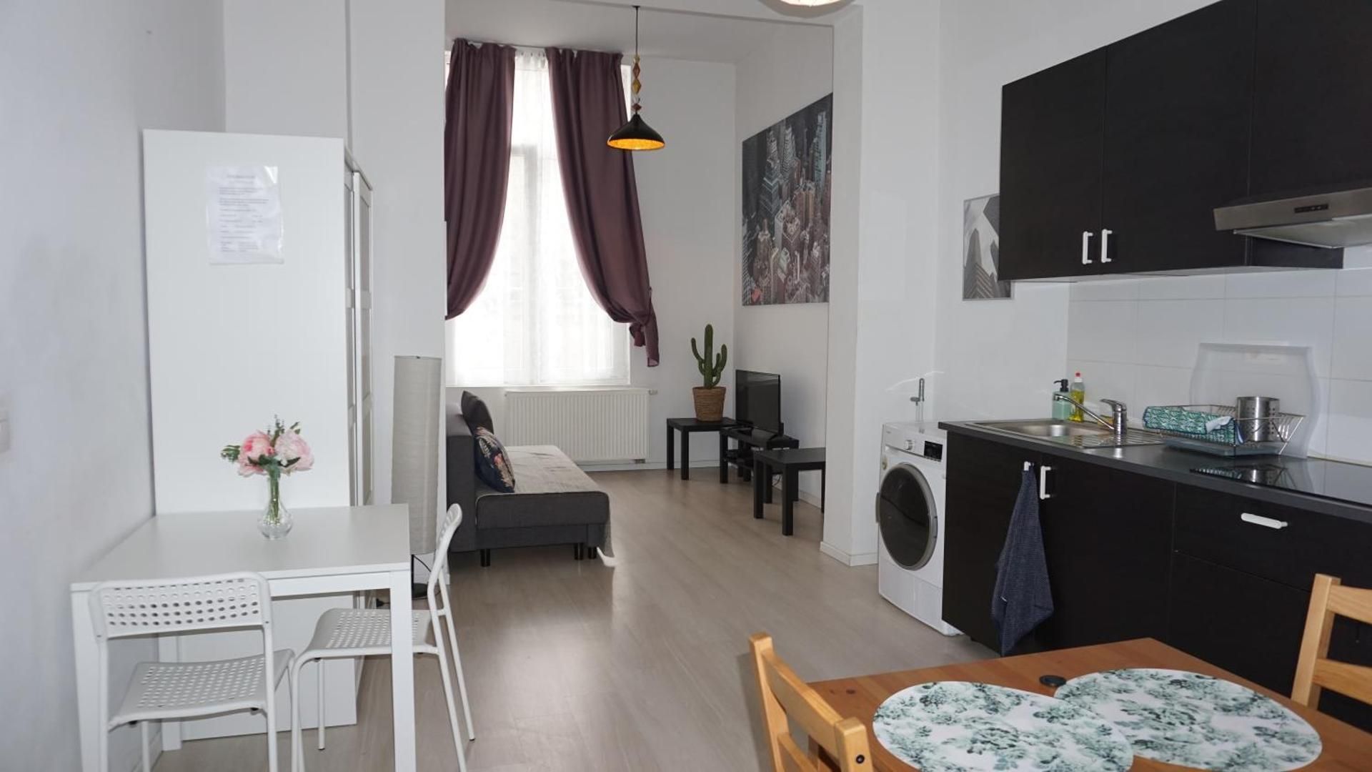 Roosevelt Apartments. Three-Bedroom Apartment 3