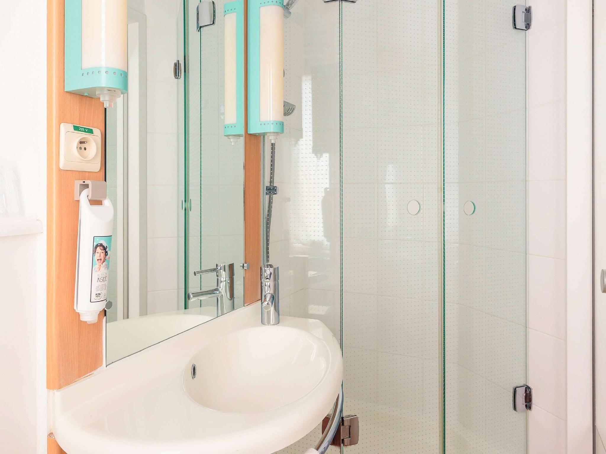 Room with 1 double bed equipped with the new be dding