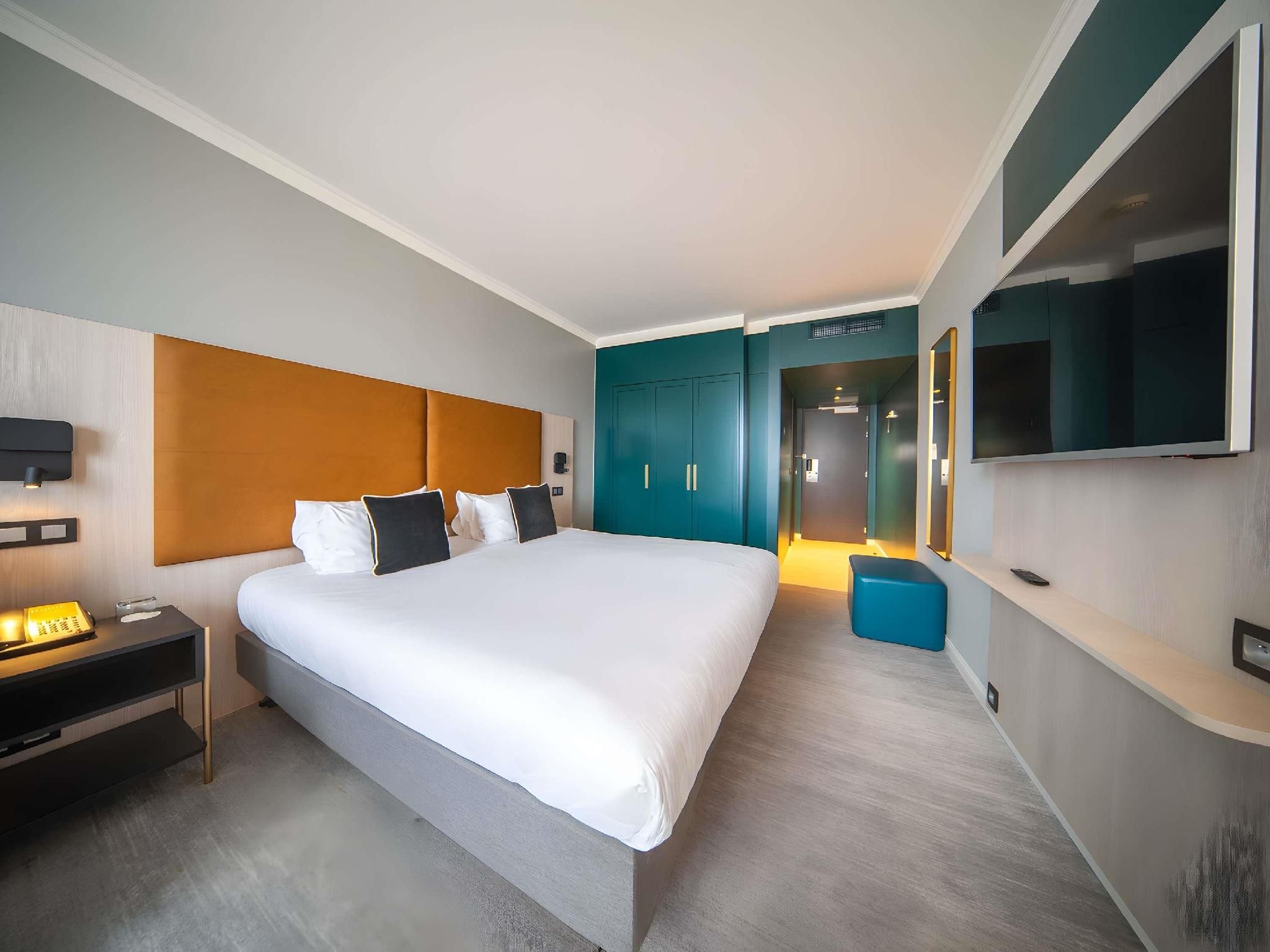 Superior Room with 1 King Size bed and sofa, City View