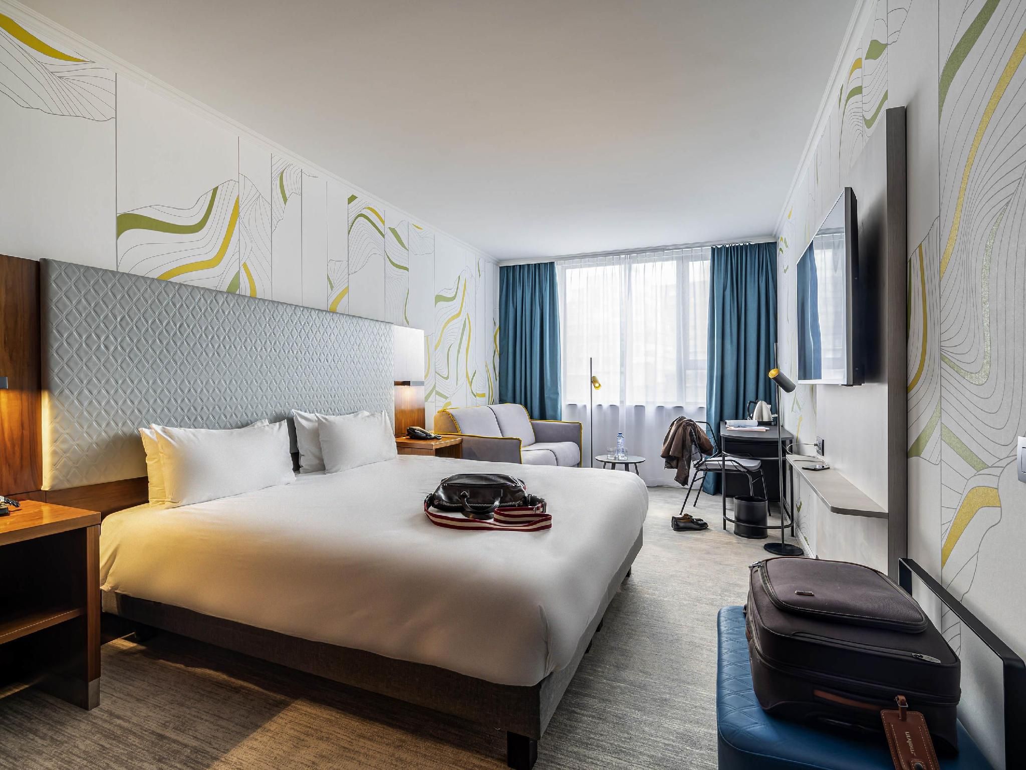 Deluxe Room with 1 King Size bed and sofa, Park View
