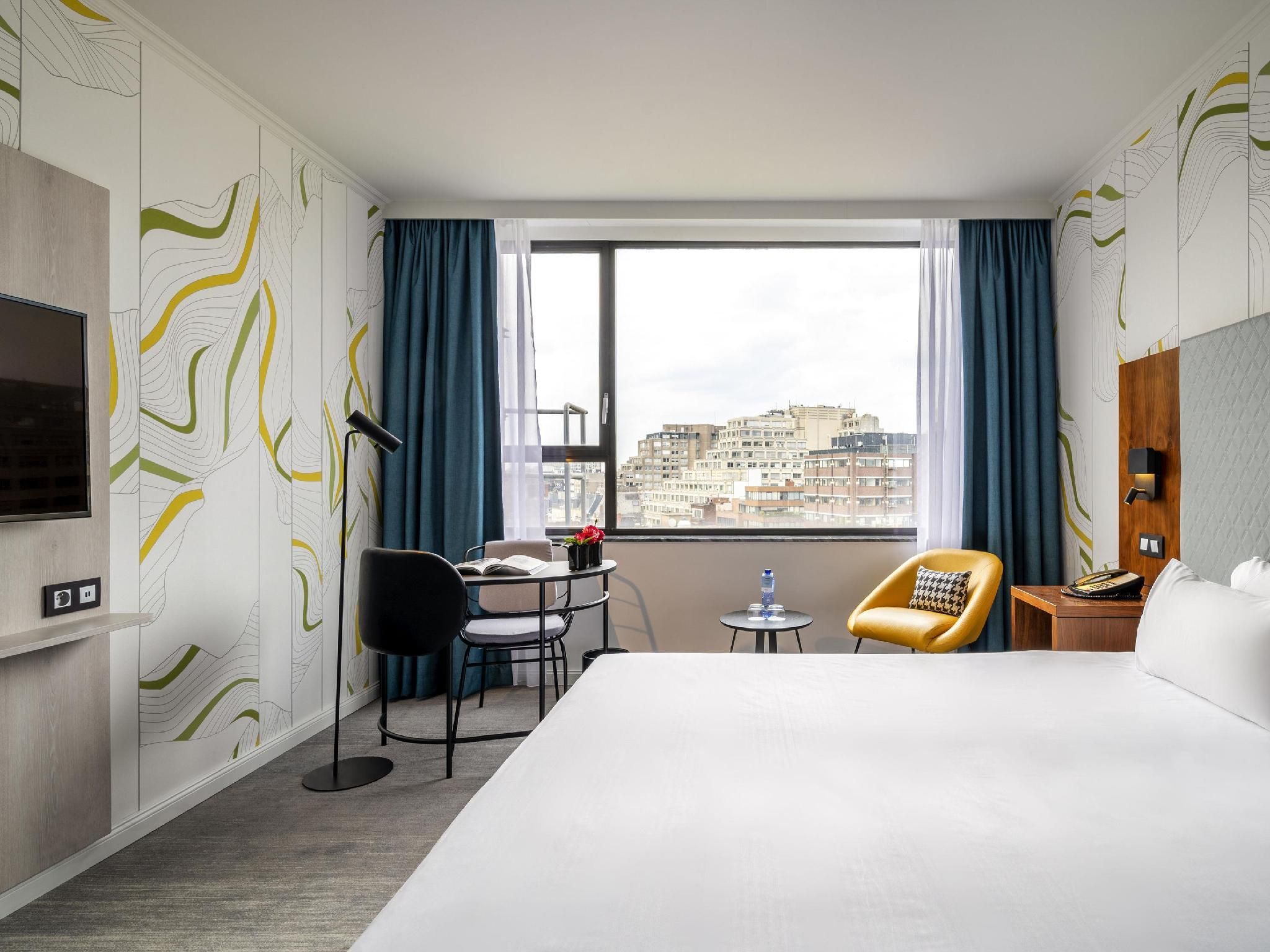 Superior Room with 1 King Size bed and sofa, City View