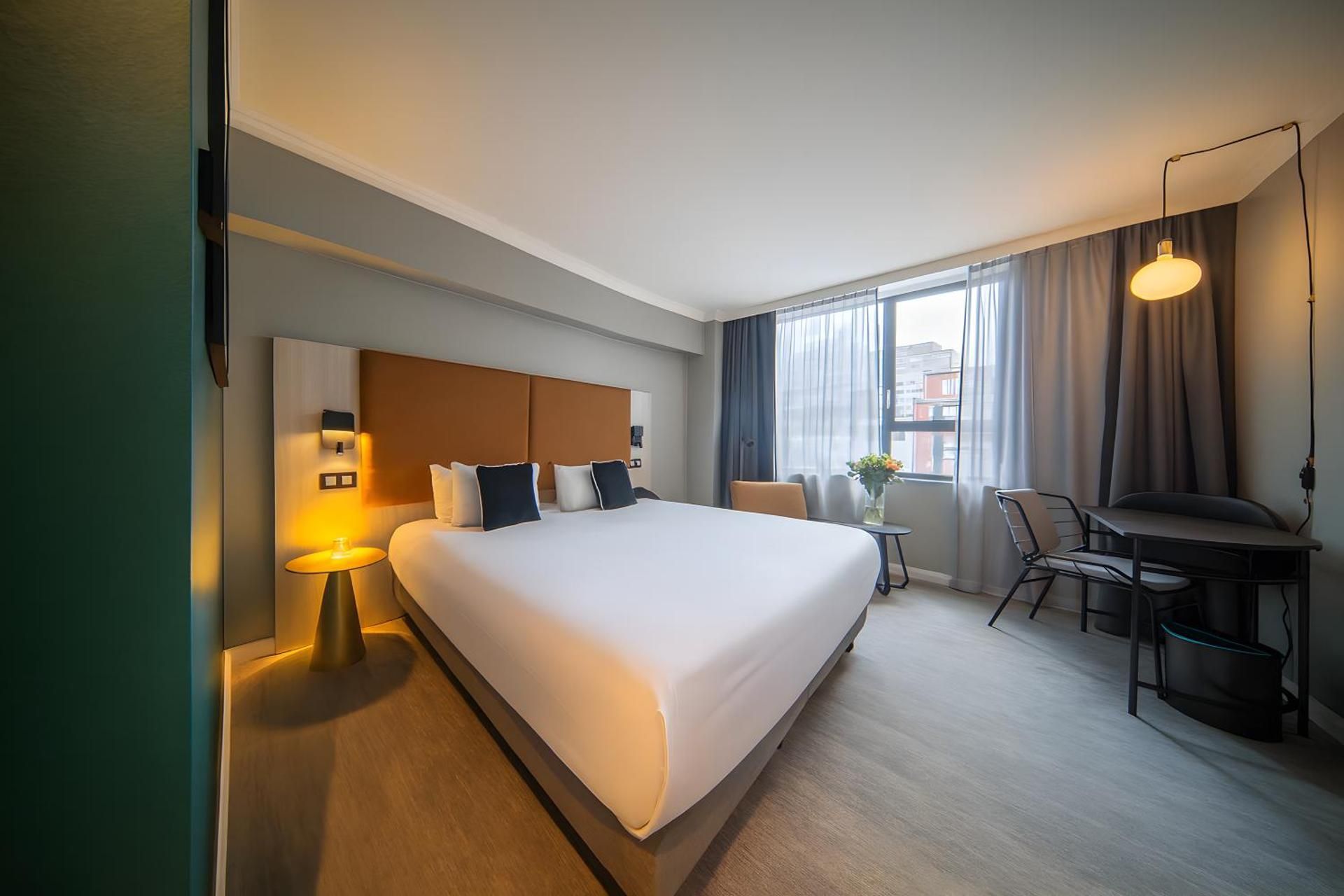 Superior King Room - City side