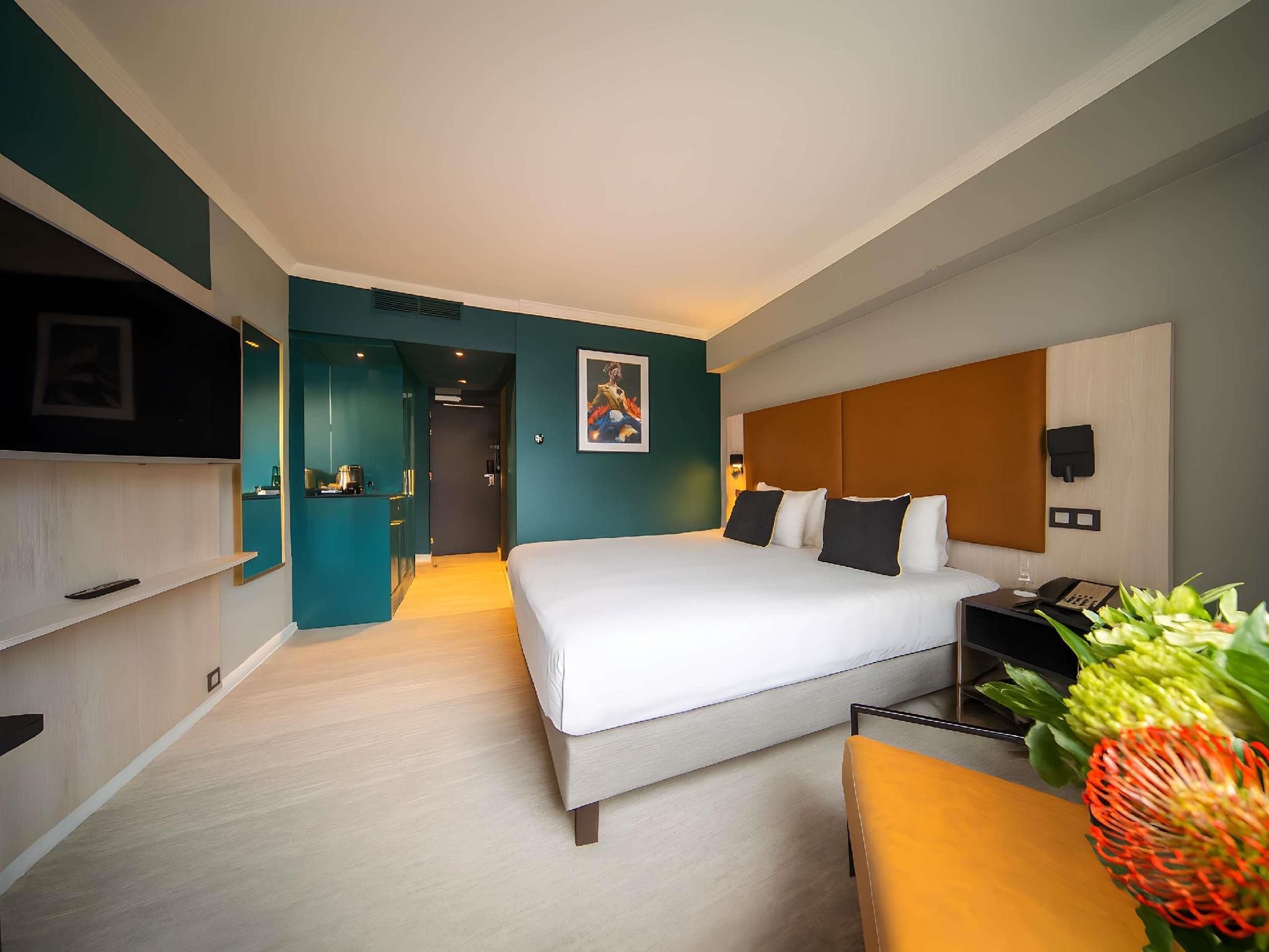 Maek Hotel Antwerp Central - Handwritten Collection Superior Room with 1 kingsize bed, City side