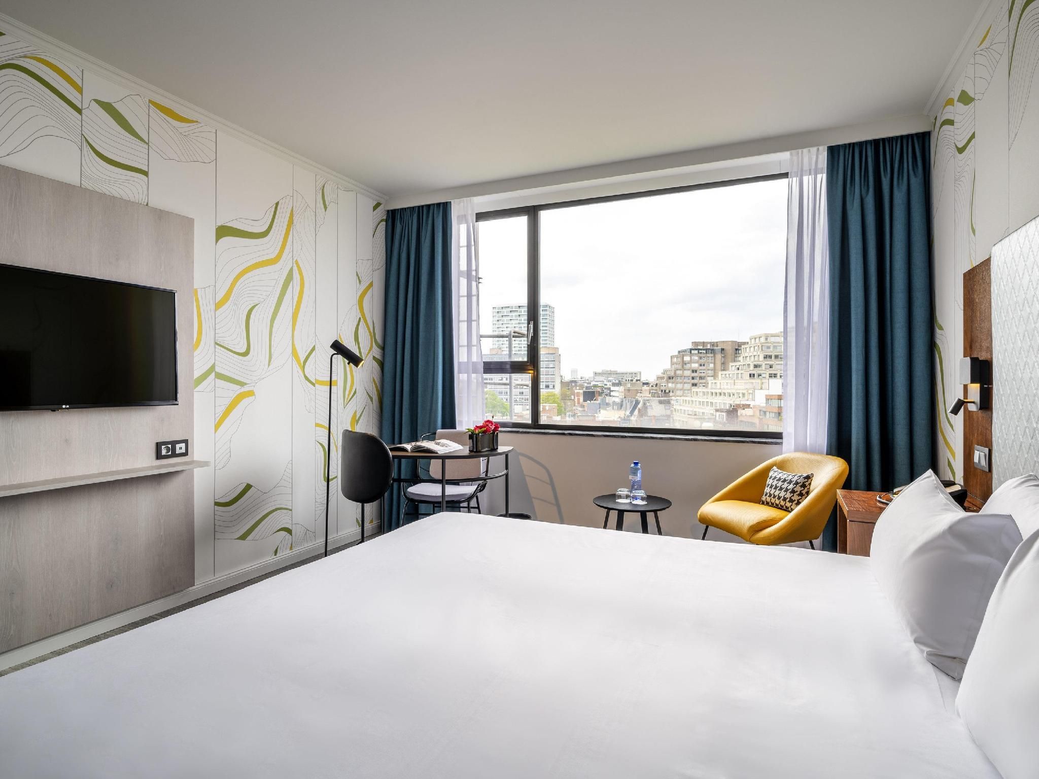 Maek Hotel Antwerp Central - Handwritten Collection Superior Room with 1 kingsize bed, City side 2