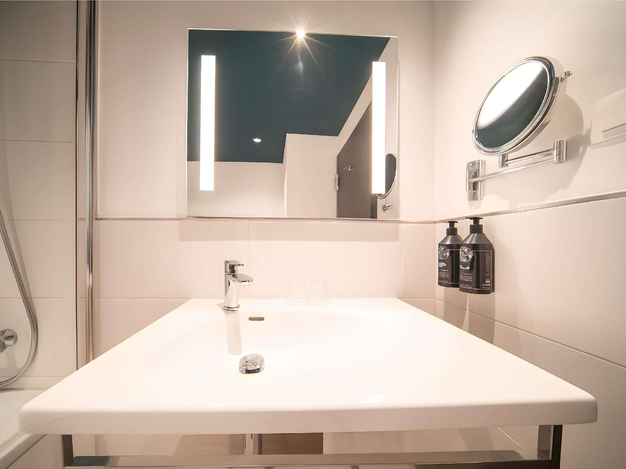 Maek Hotel Antwerp Central - Handwritten Collection Superior Room with 1 kingsize bed, City side 3