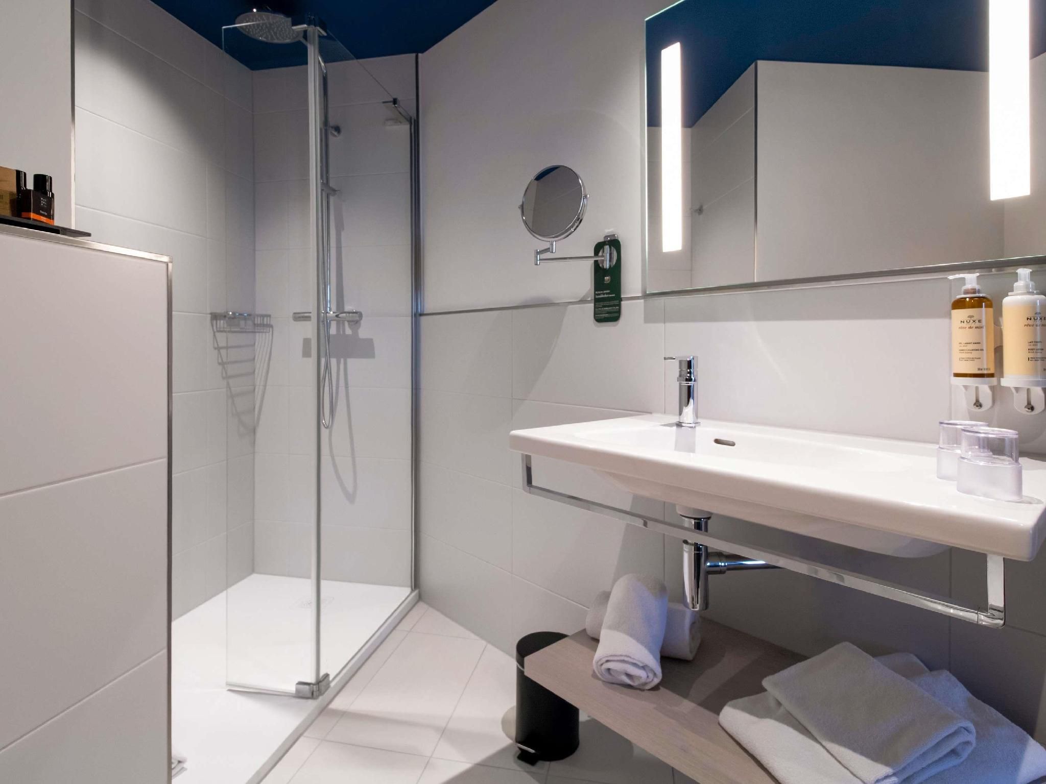 Junior Suite with 1 King Size bed and sofa, Park View