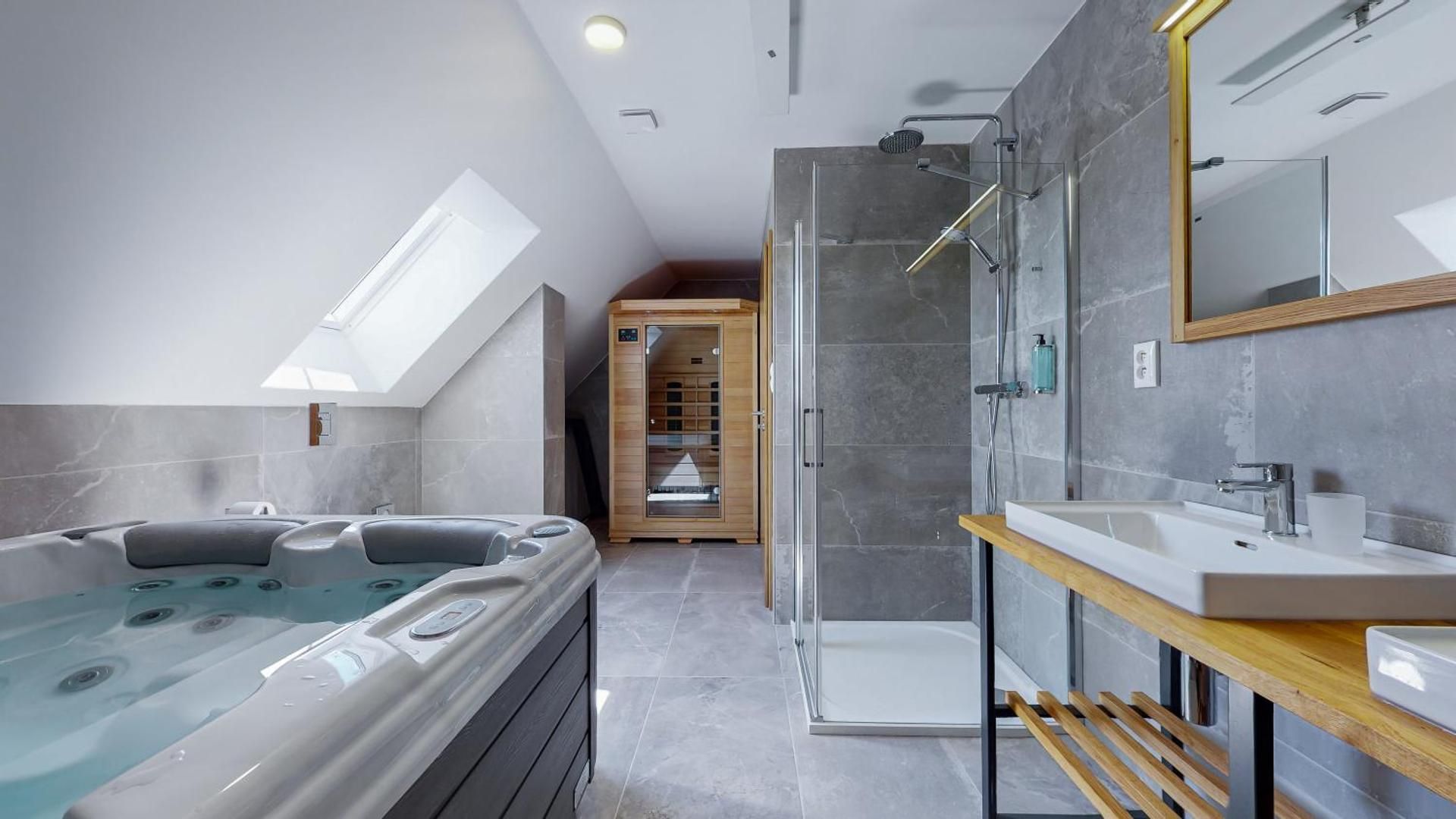Superior Apartment with Sauna & Jacuzzi