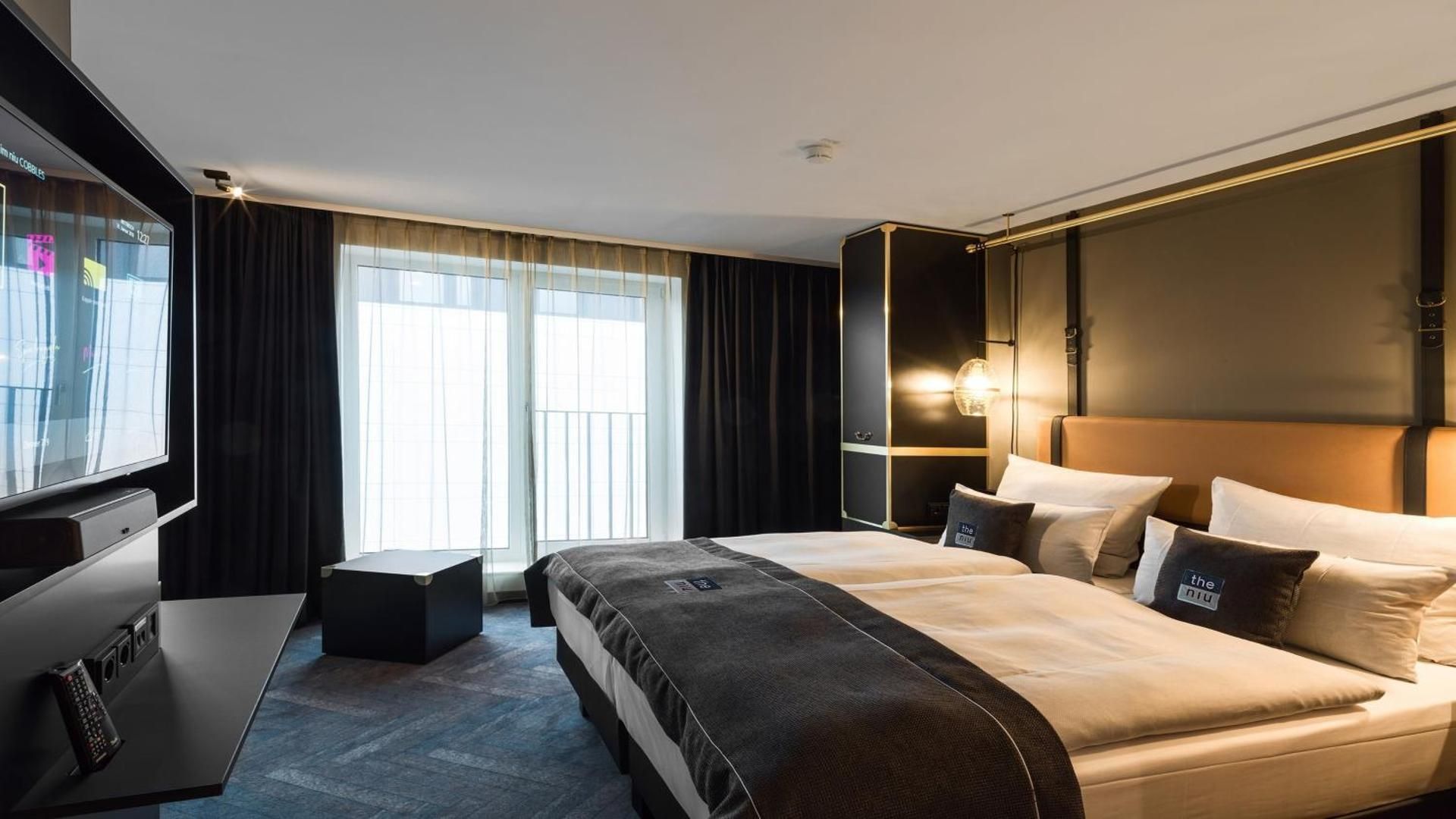 1 Queen Standard Accessible