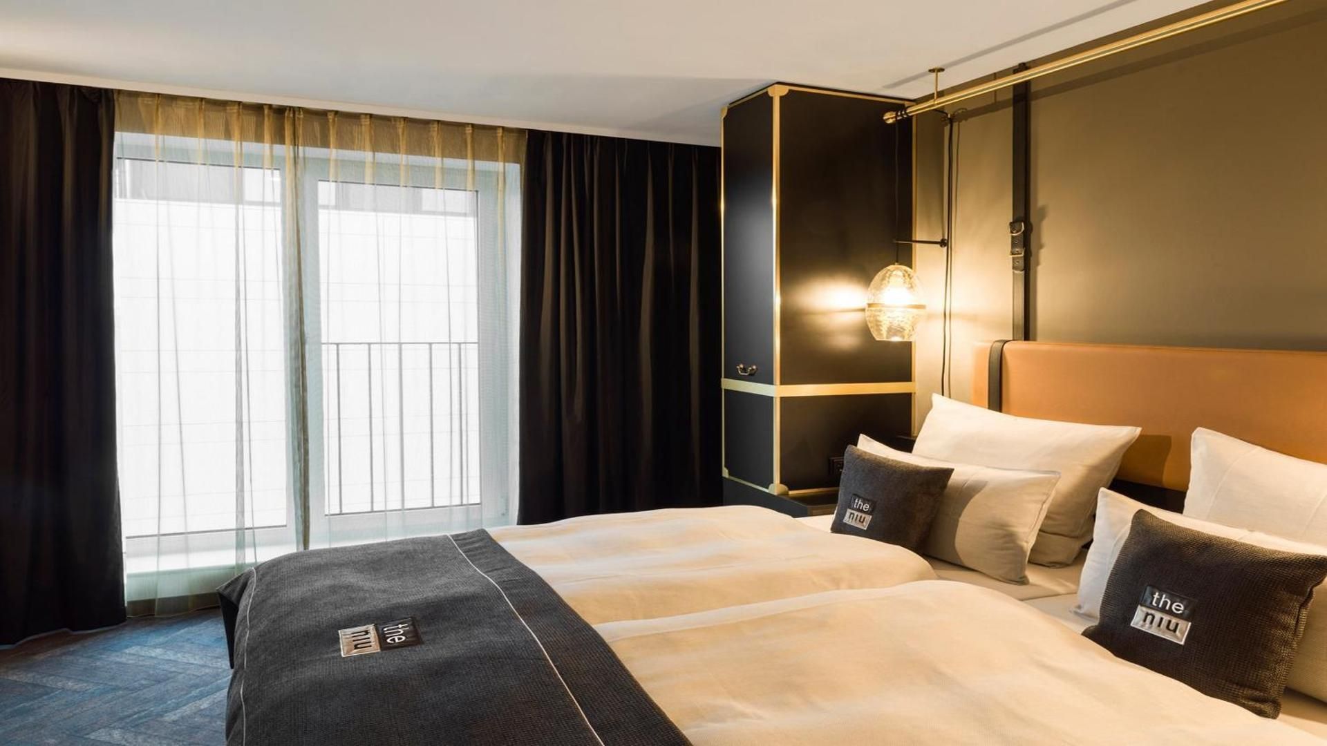 1 Queen Standard Accessible