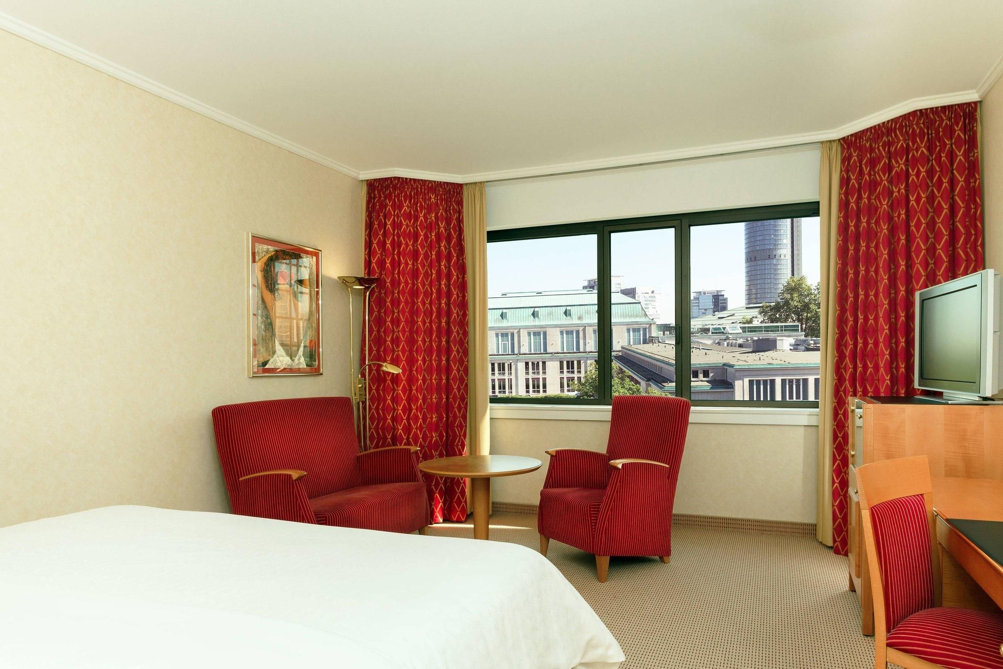 Sheraton Essen Hotel Standard Room Queen, Guest room, 1 Queen 3