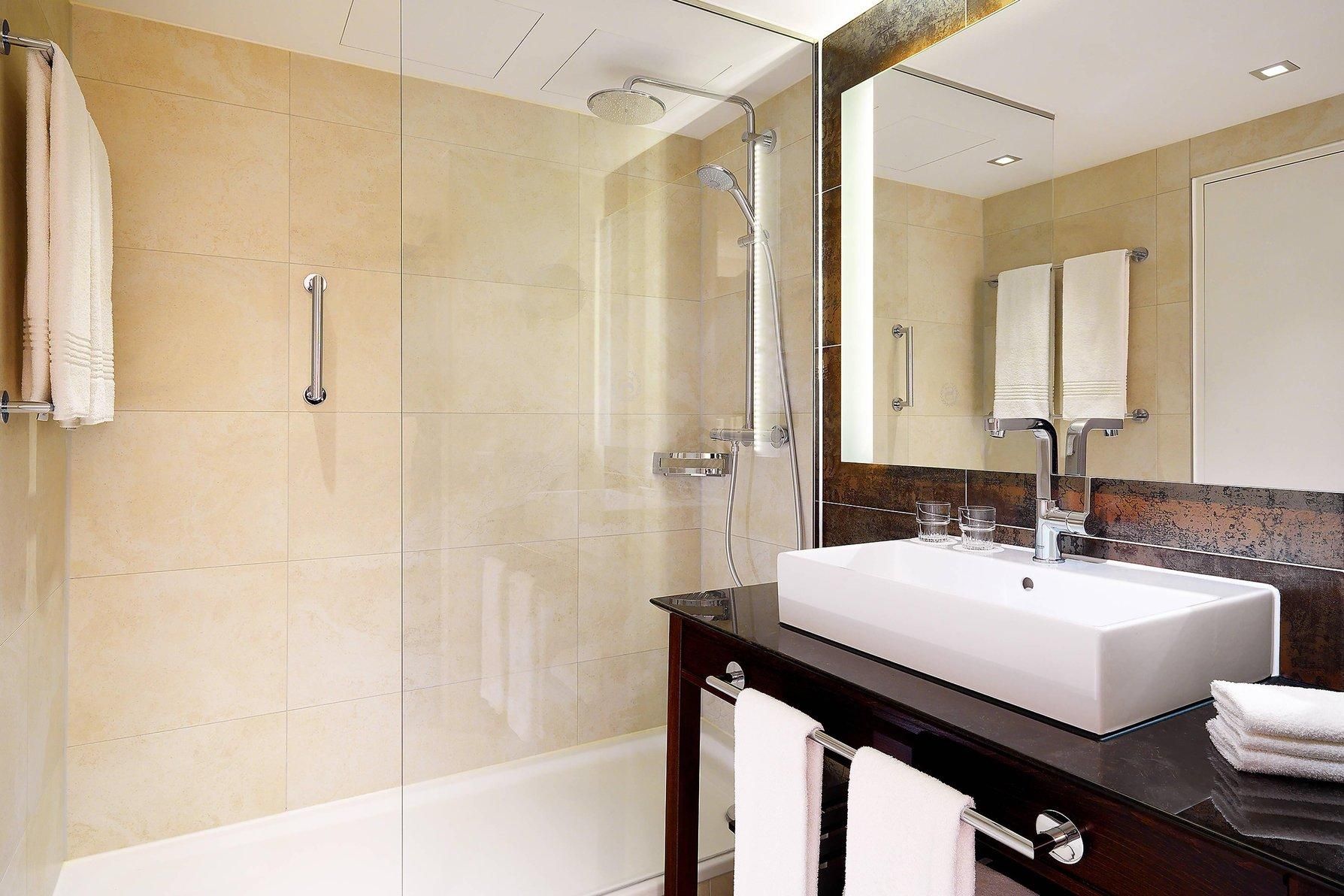 Sheraton Essen Hotel Standard Room Queen, Guest room, 1 Queen 2