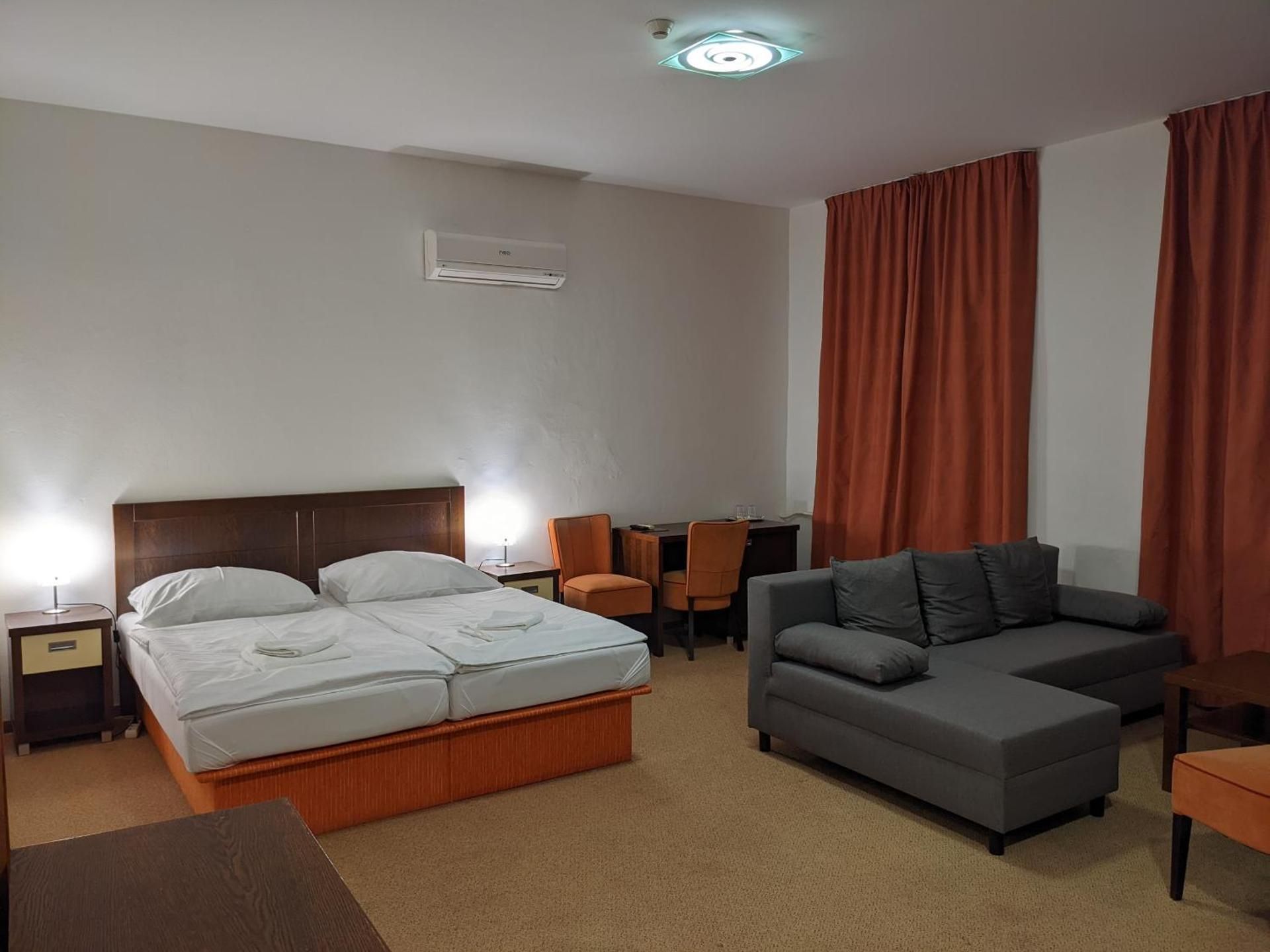 Garni Hotel Cosmopolitan Family Room with Bath