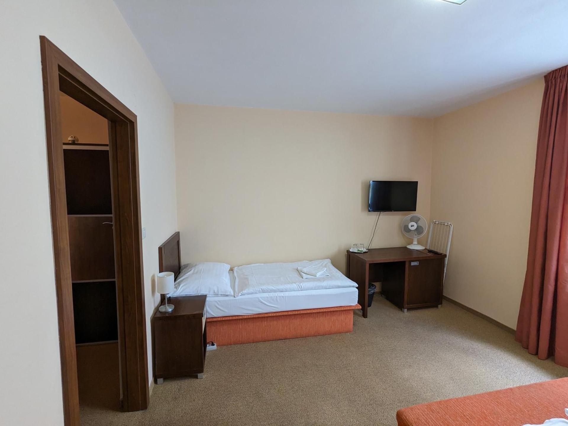 Garni Hotel Cosmopolitan Standard Triple Room 2
