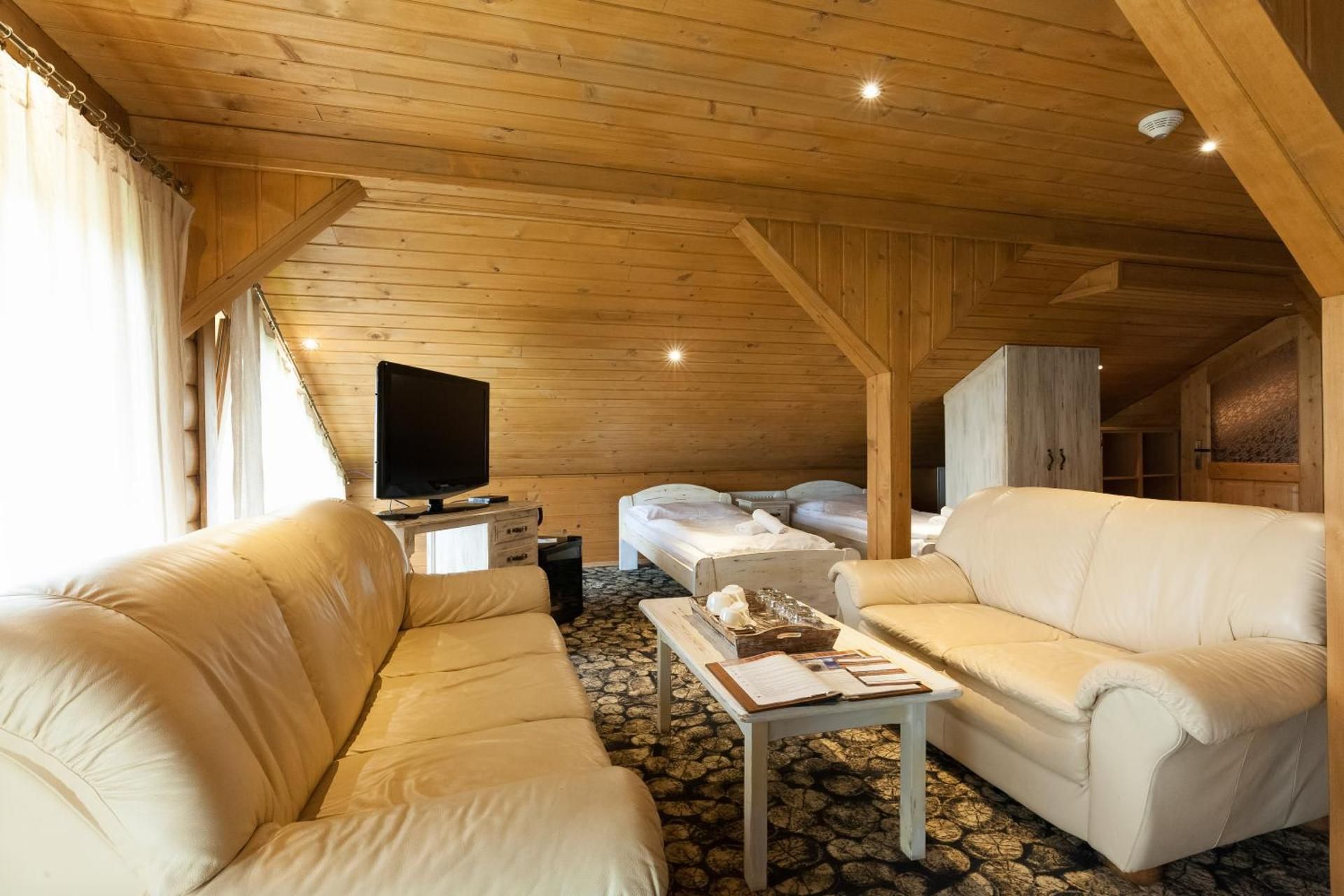 Wellness Cottage CEDER Family Room 3