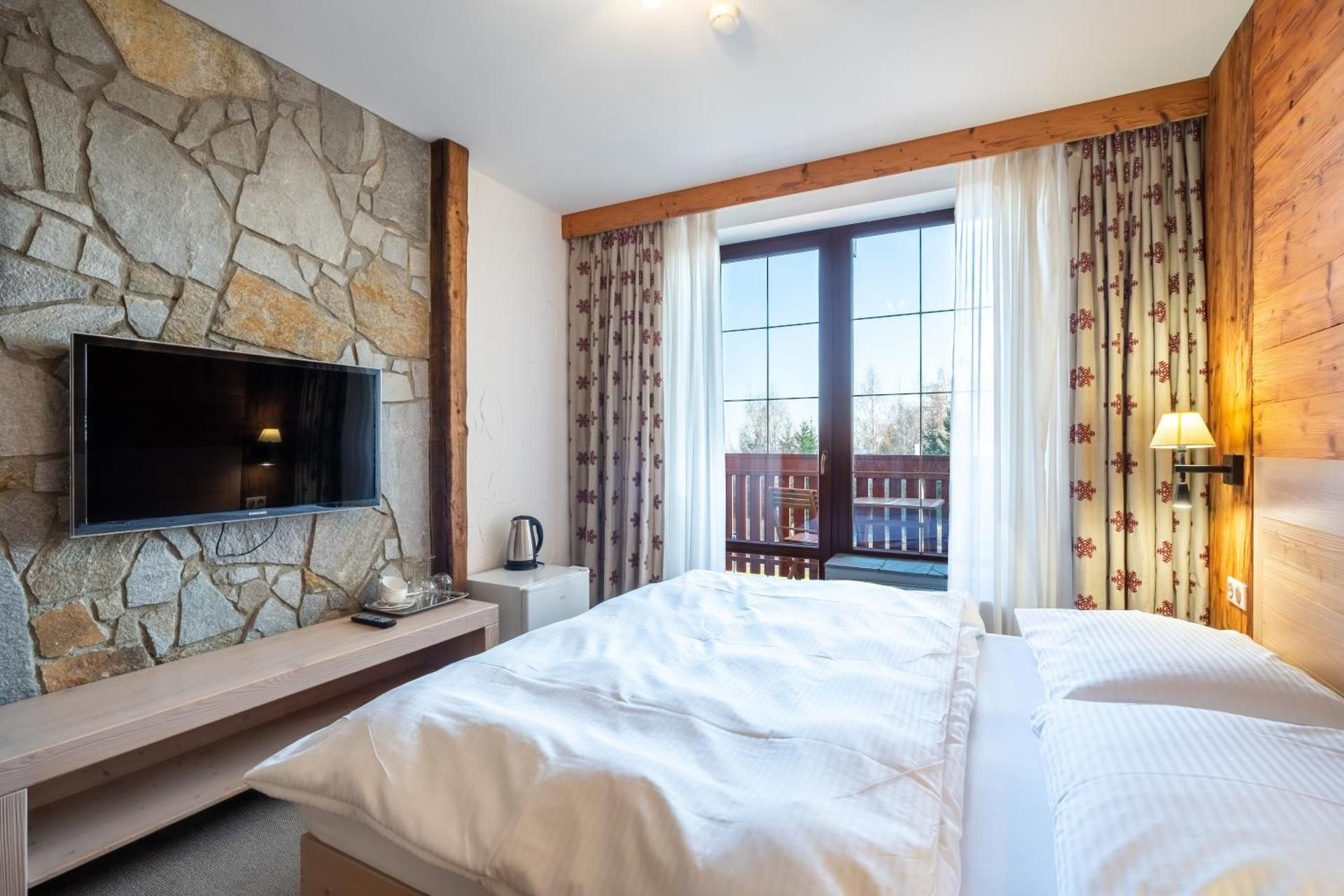 Family Apartments in Mountain Hotel Deluxe Double Room with Balcony 2
