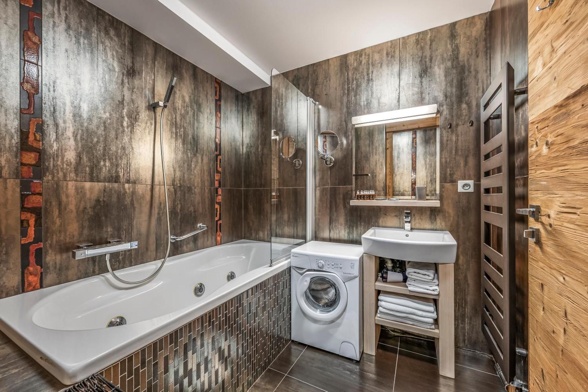 Two Bedroom Deluxe Apartment with Mountain View in Main Hotel Building