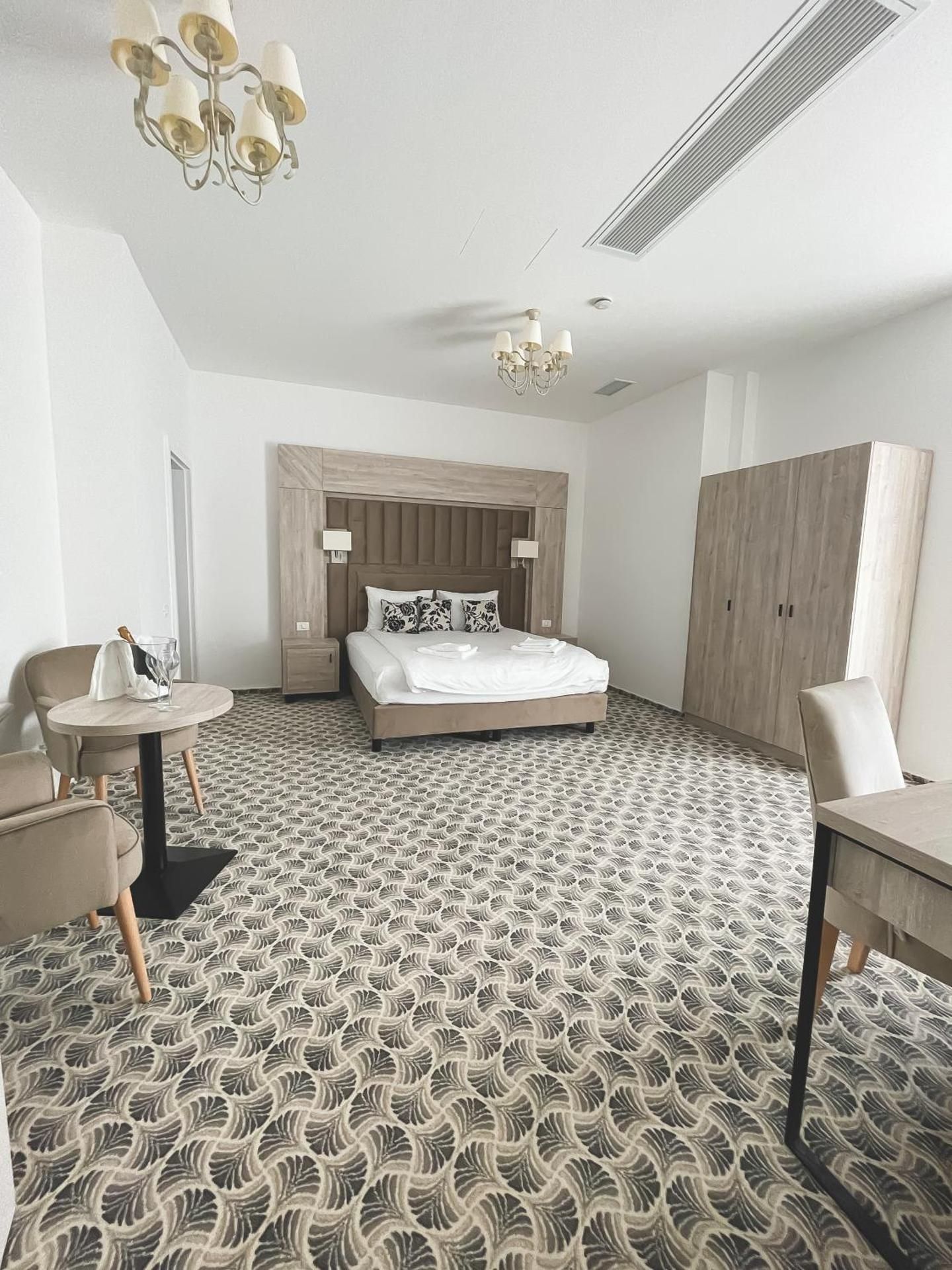DELUXE APARTMENT