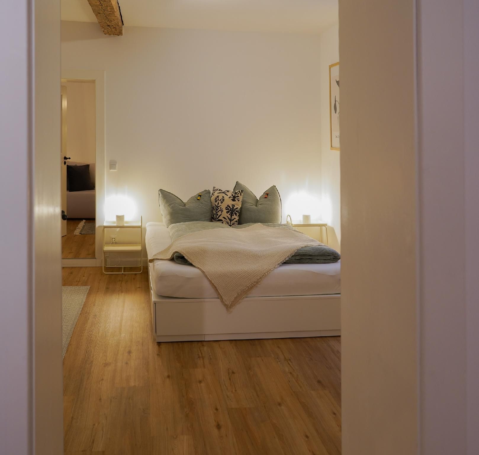 Apartment-Komfort-Eigenes Badezimmer-Blick auf den Hof-Modernisierter Altbau