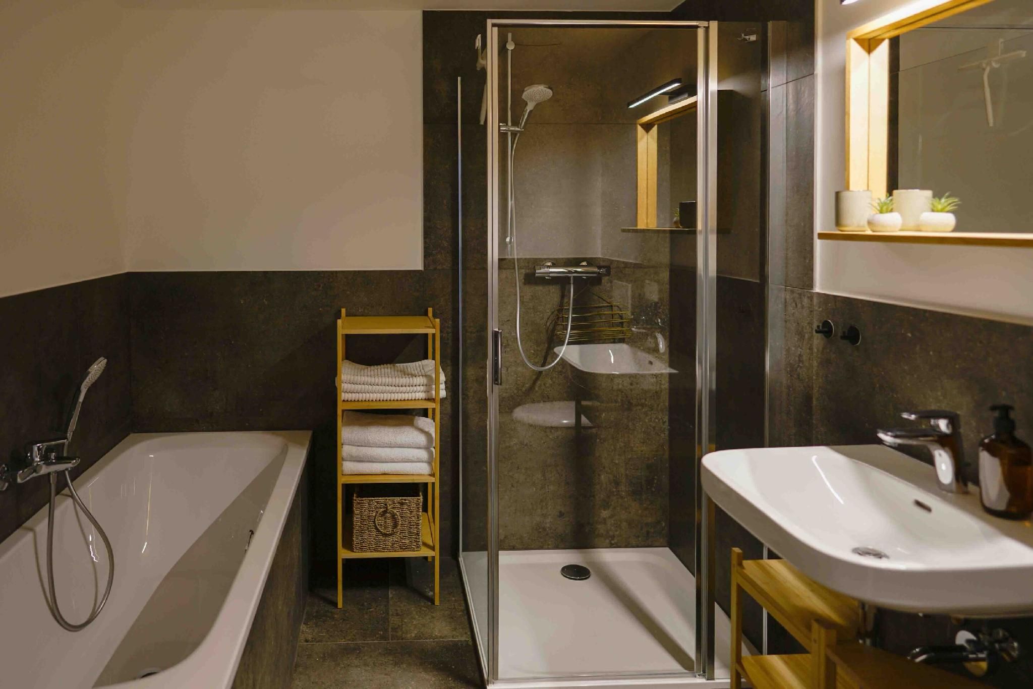 Apartment-Design-Eigenes Badezimmer-Stadtblick-Modernisierter Altbau