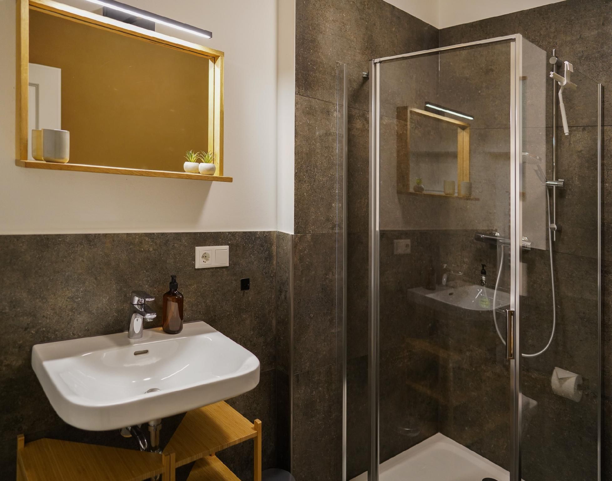 Apartment-Komfort-Eigenes Badezimmer-Blick auf den Hof-Modernisierter Altbau