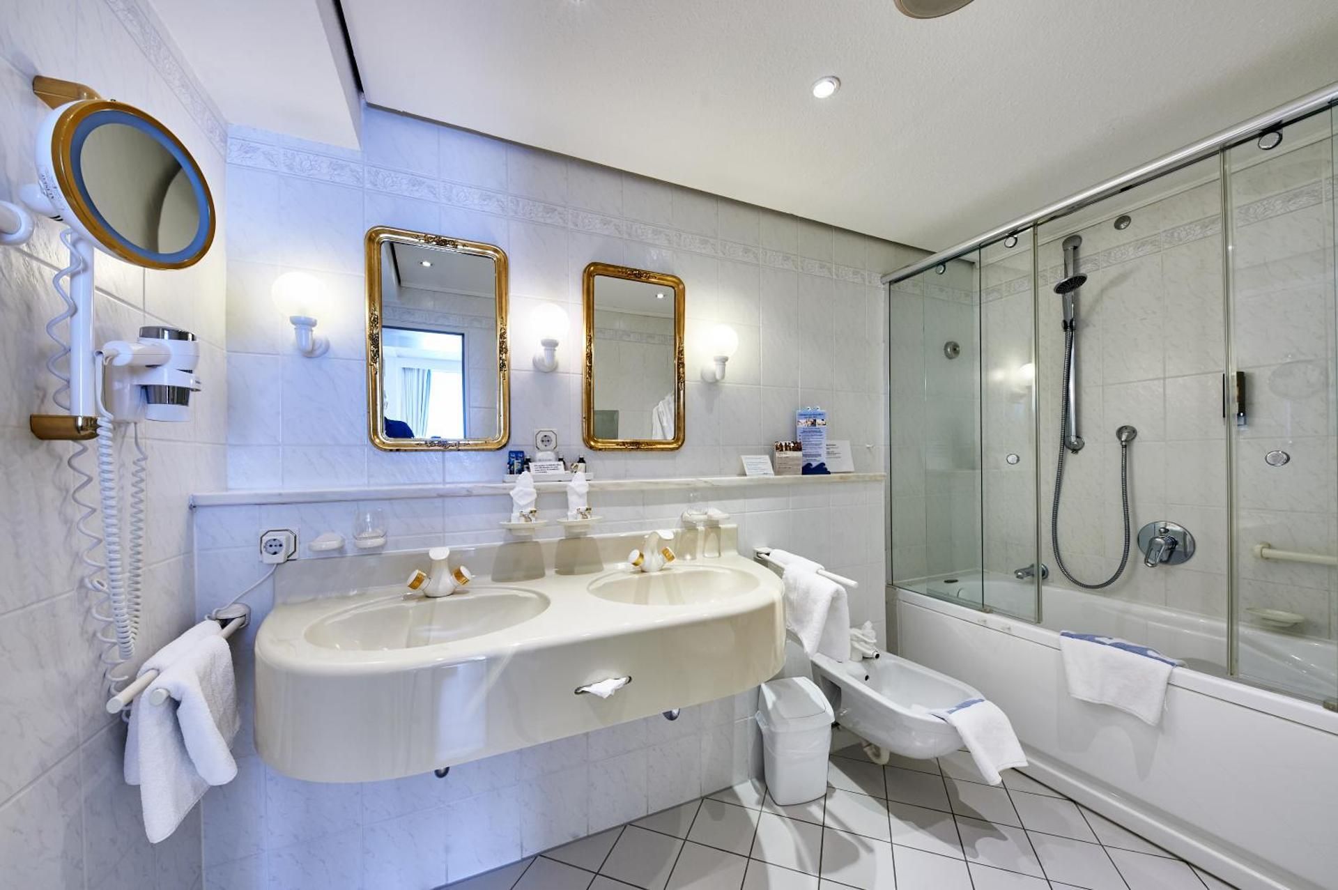 Junior Suite with Partial Sea View