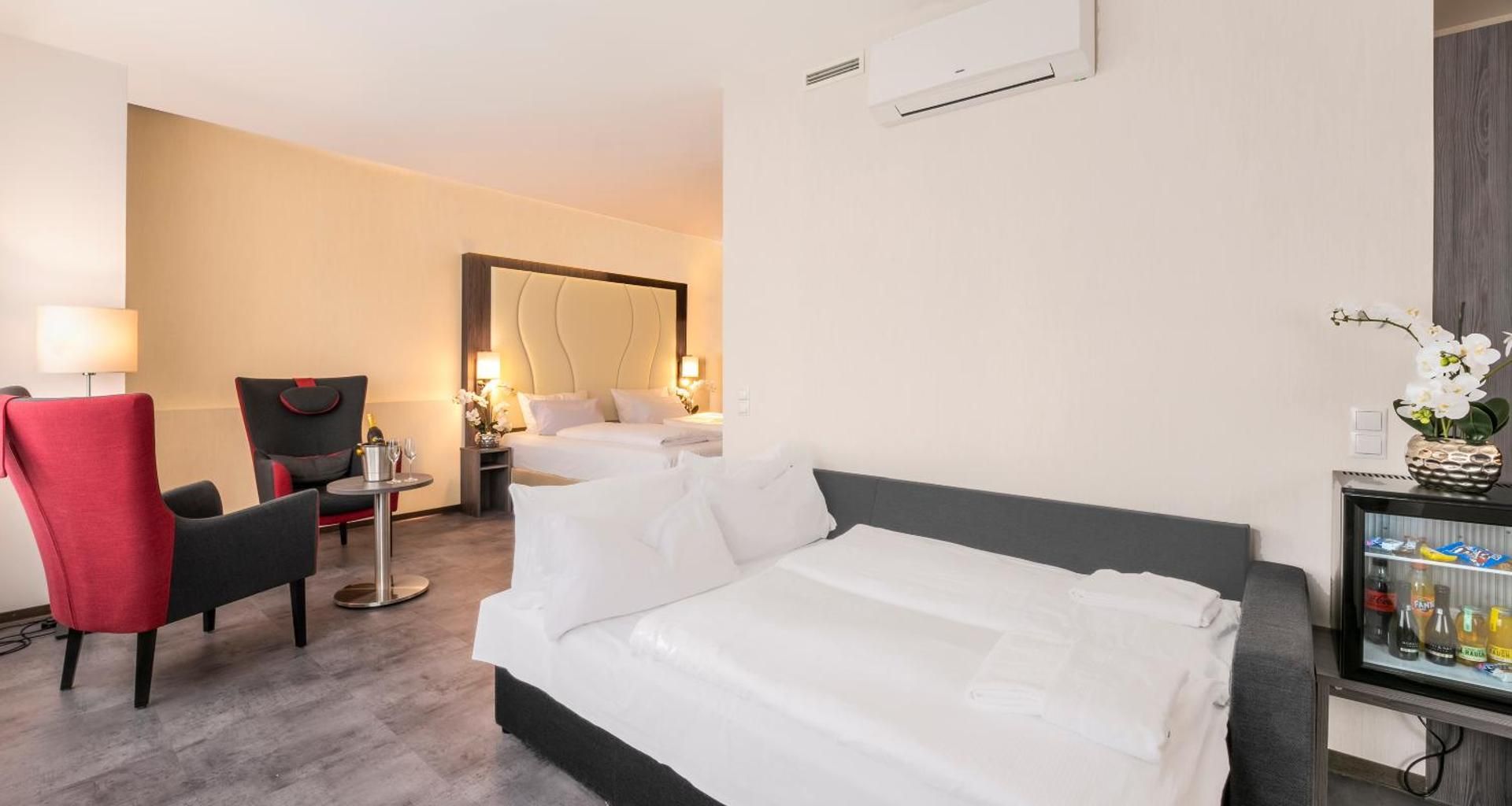 Best Western Plaza Hotel Mannheim One-Bedroom Junior Suite with One Double and One Single Bed - Sofa Bed 2