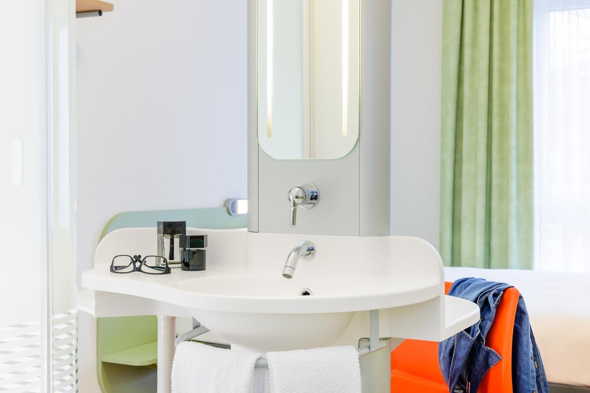 ibis budget Bamberg Standard Room with Double and Bunk Bed 3