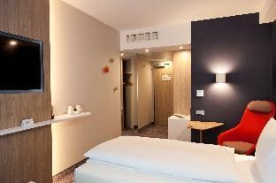 One Queen Bed High Floor