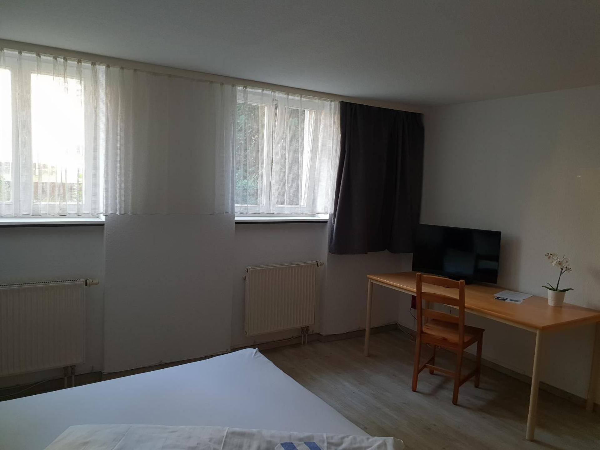 Double Room - Below Ground Level - 05