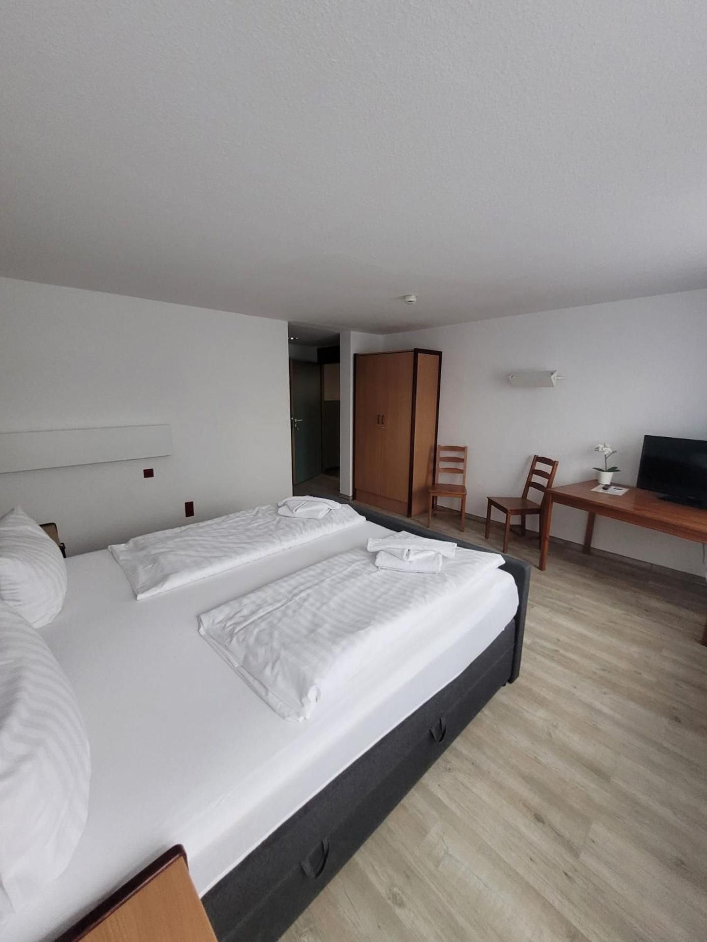 Double Room - Below Ground Level - 04