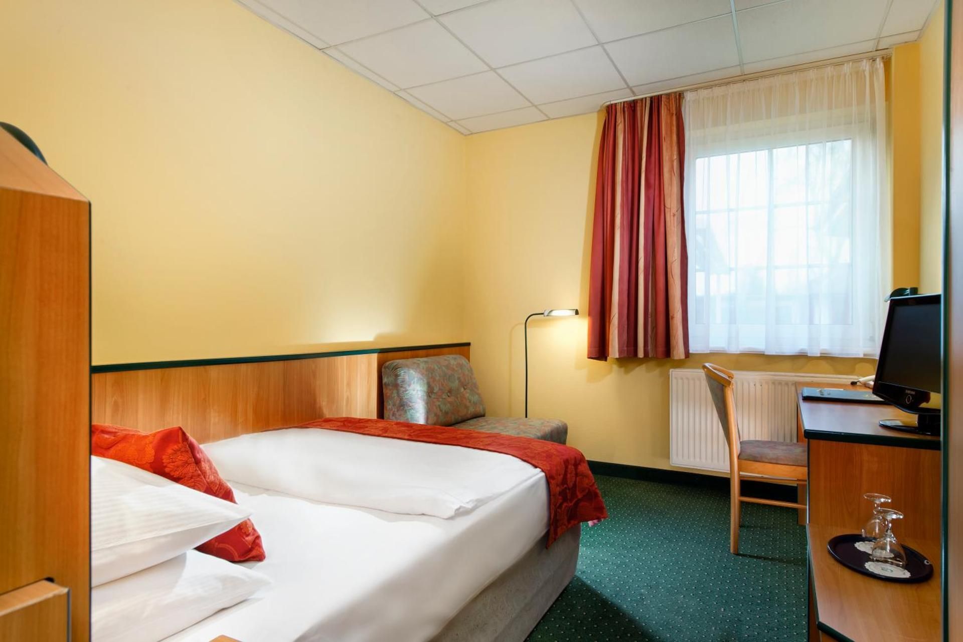 Classic Single Room with Queensize Bed