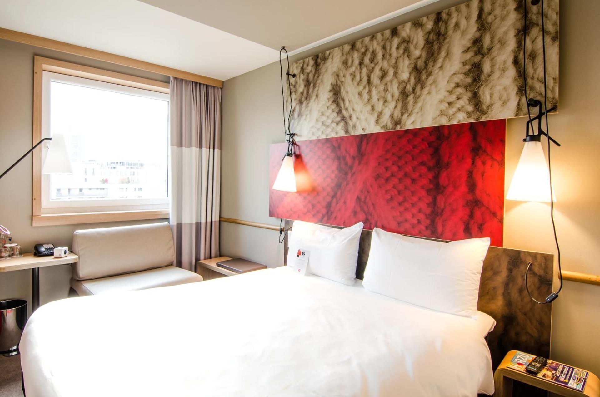 Room with 1 double bed (63 x 79 in [160 x 200 c m]), new sleep-easy concept