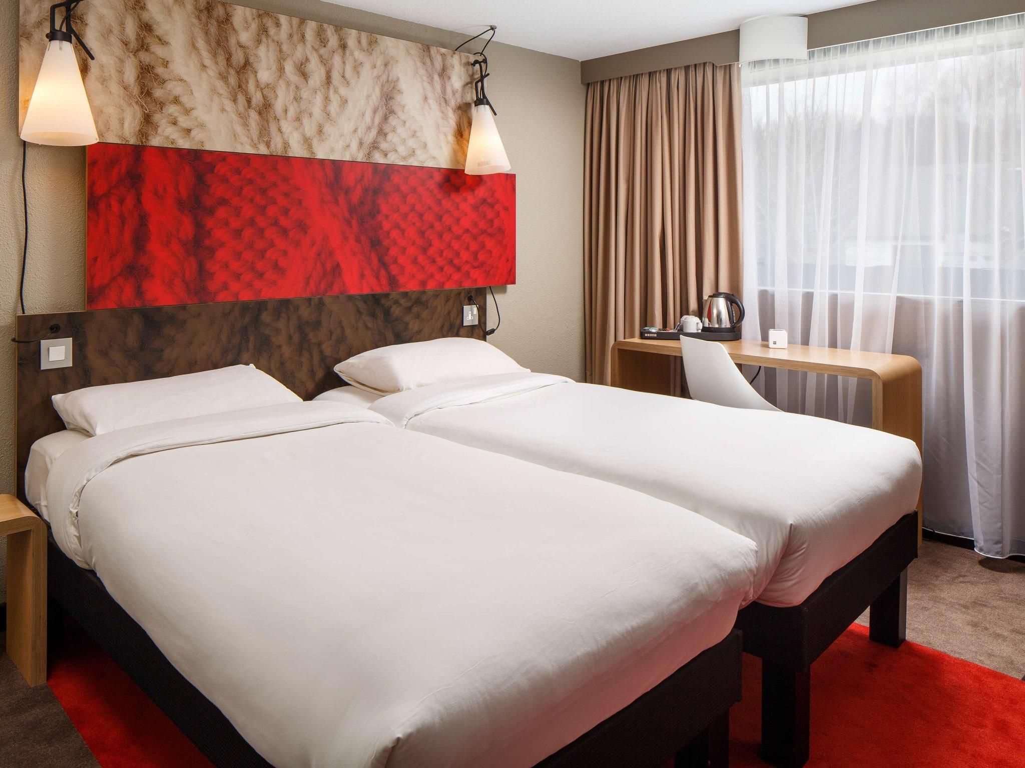 Room with 2 single beds equipped with the new b edding