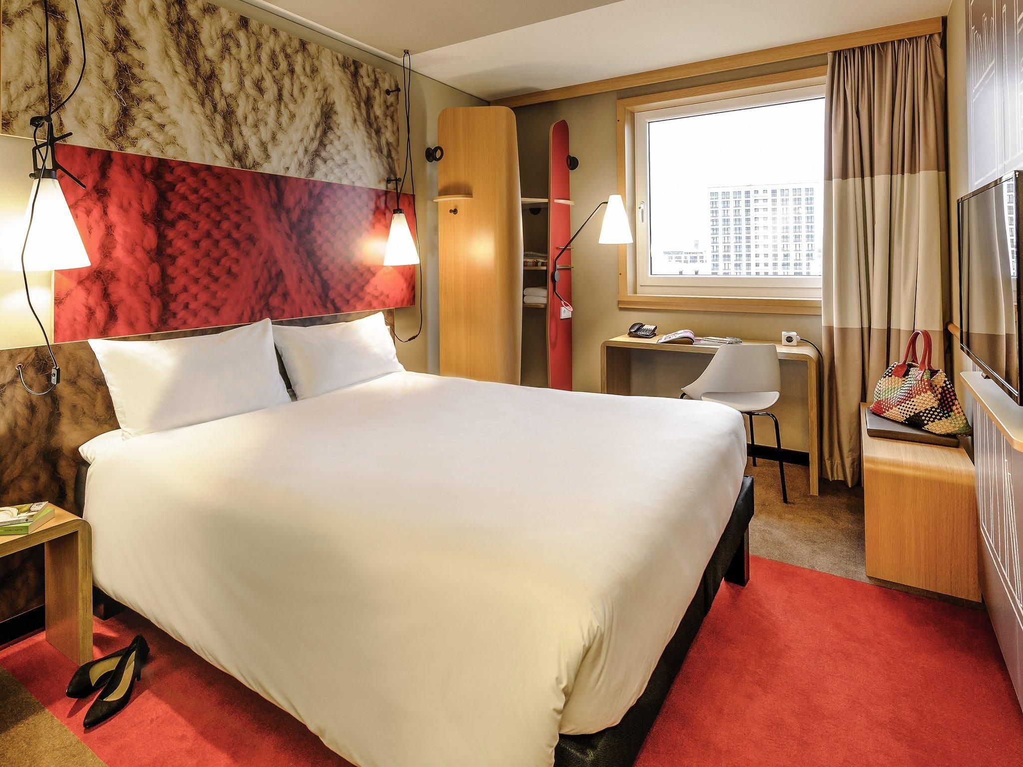 Room with 1 double bed (63 x 79 in [160 x 200 c m]), new sleep-easy concept