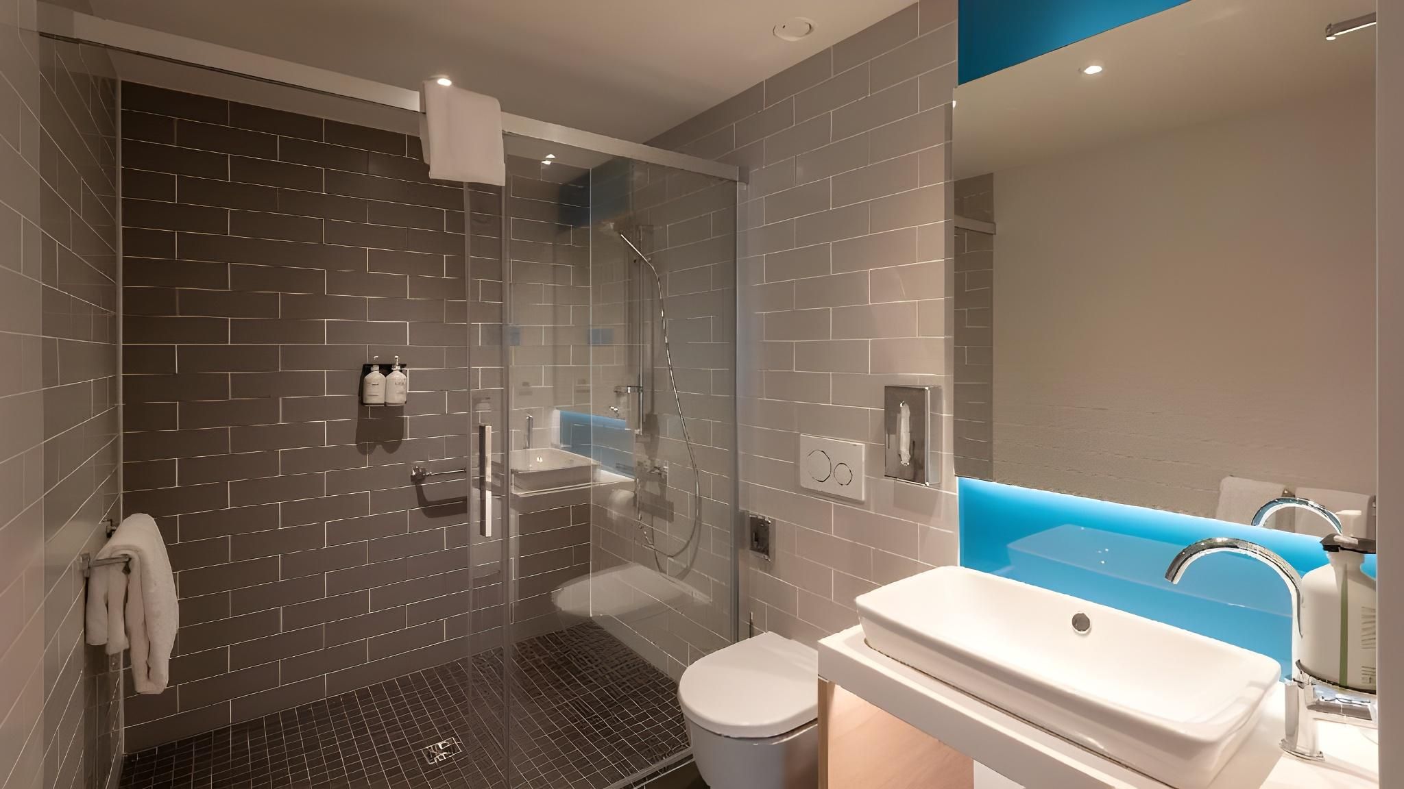 1 Queen Standard Full Accessible