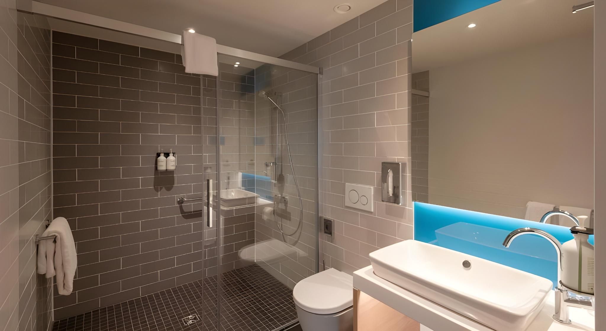 1 Queen Standard Accessible