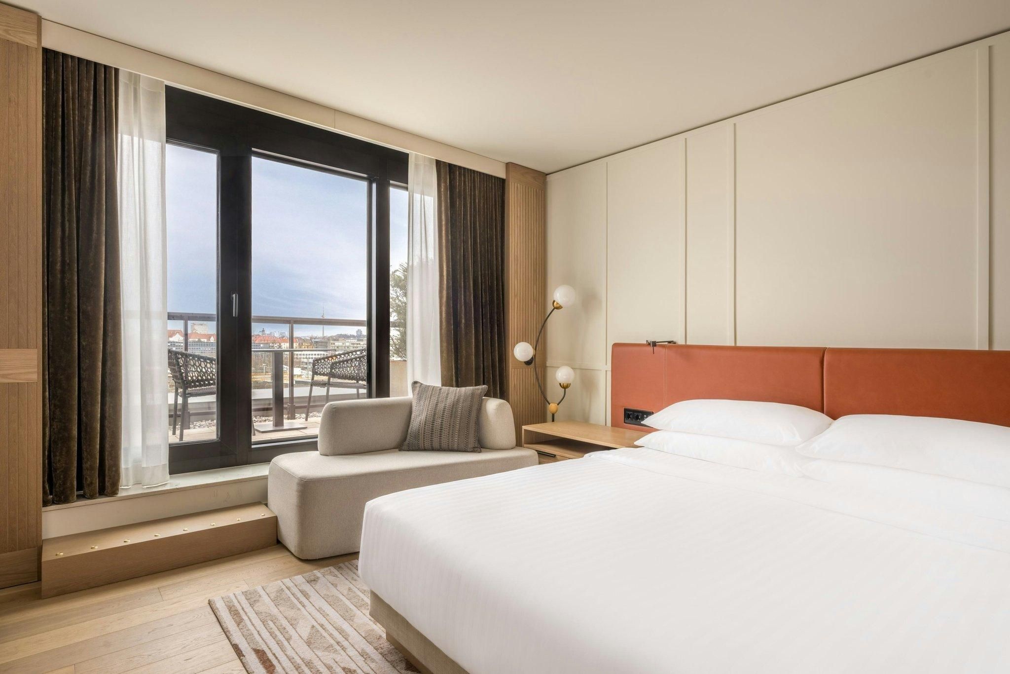 Executive Superior, M Club lounge access, Larger Guest room, 1 King, Balcony