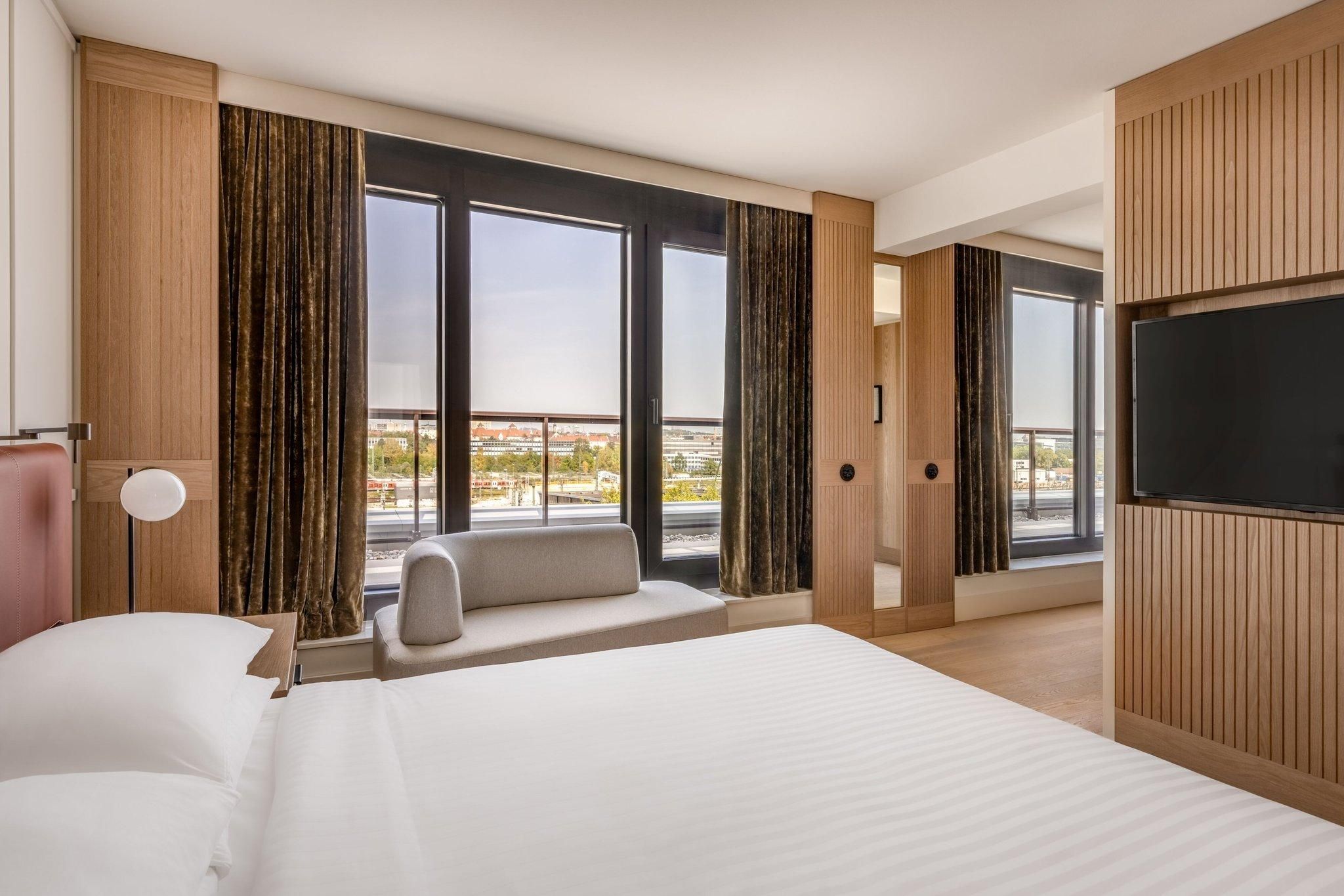 Executive Superior, M Club lounge access, Larger Guest room, 1 King, Balcony