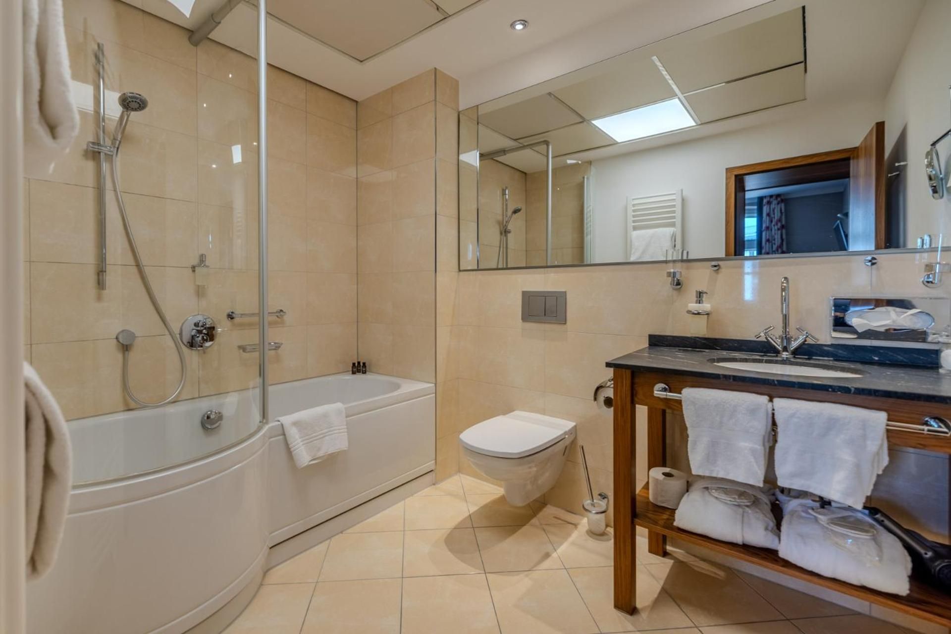Suite (2-3 Adults) 
