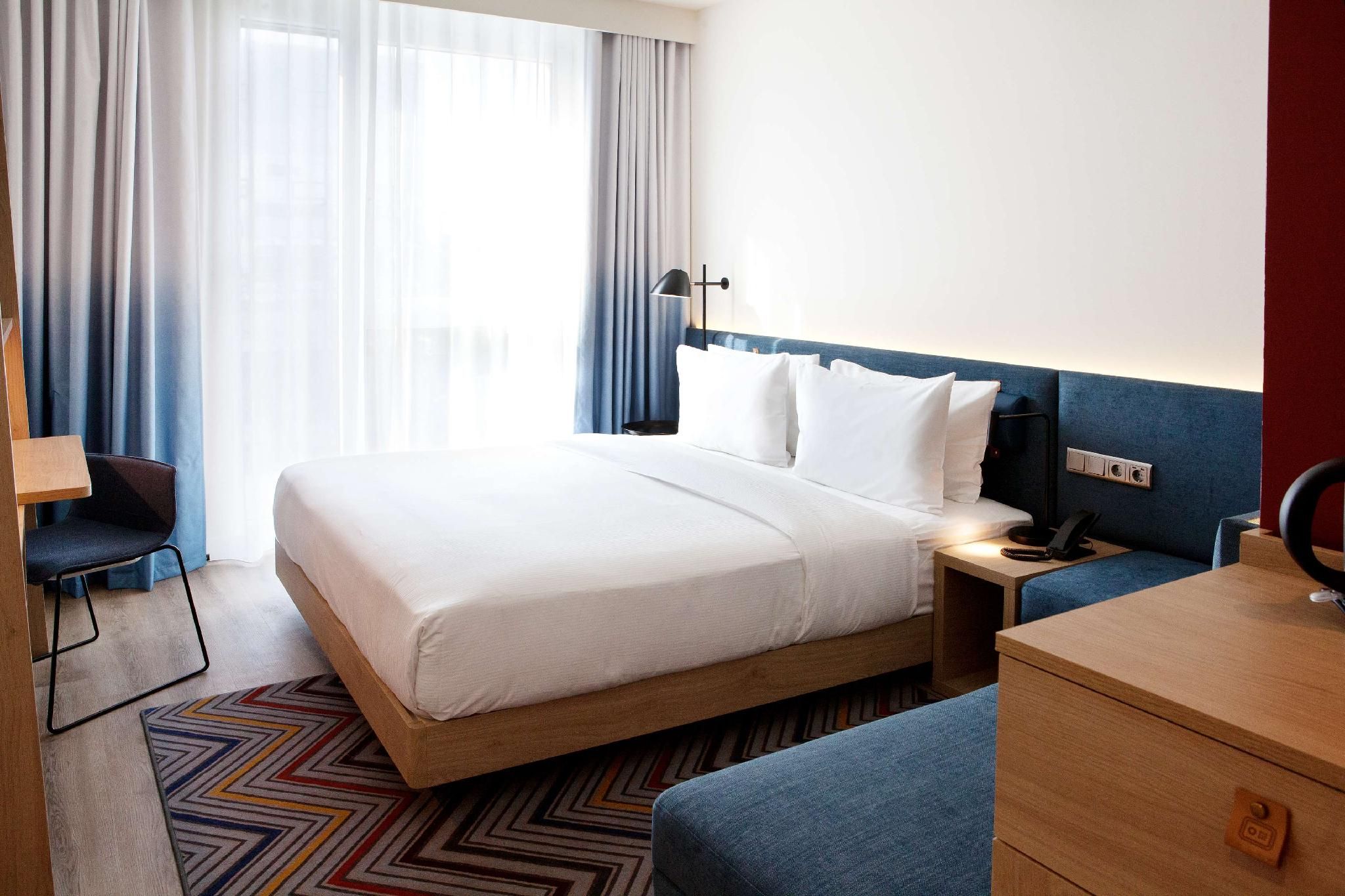 Hampton by Hilton Munich Airport South Queen Room