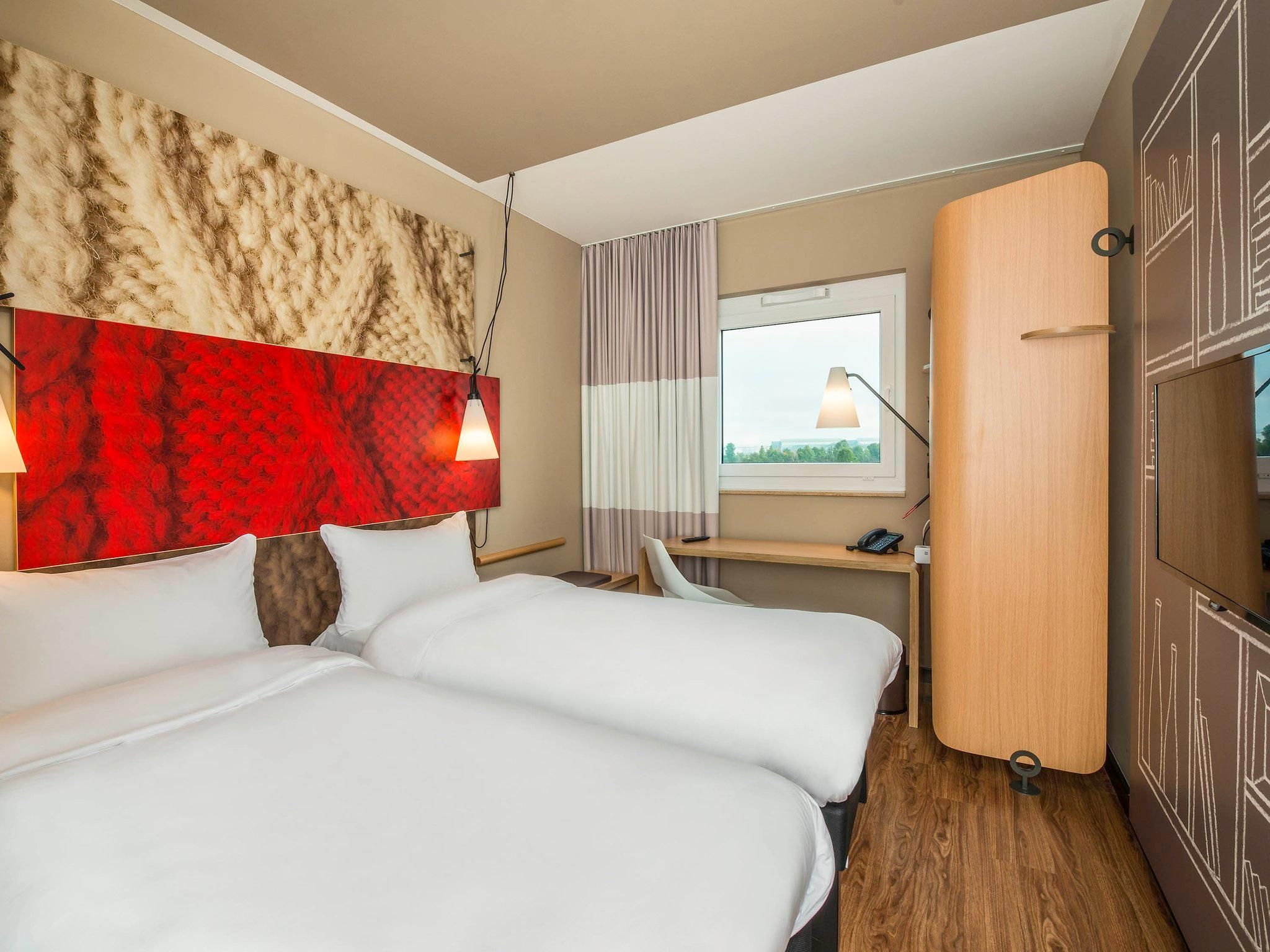 Room with 2 single beds equipped with the new b edding