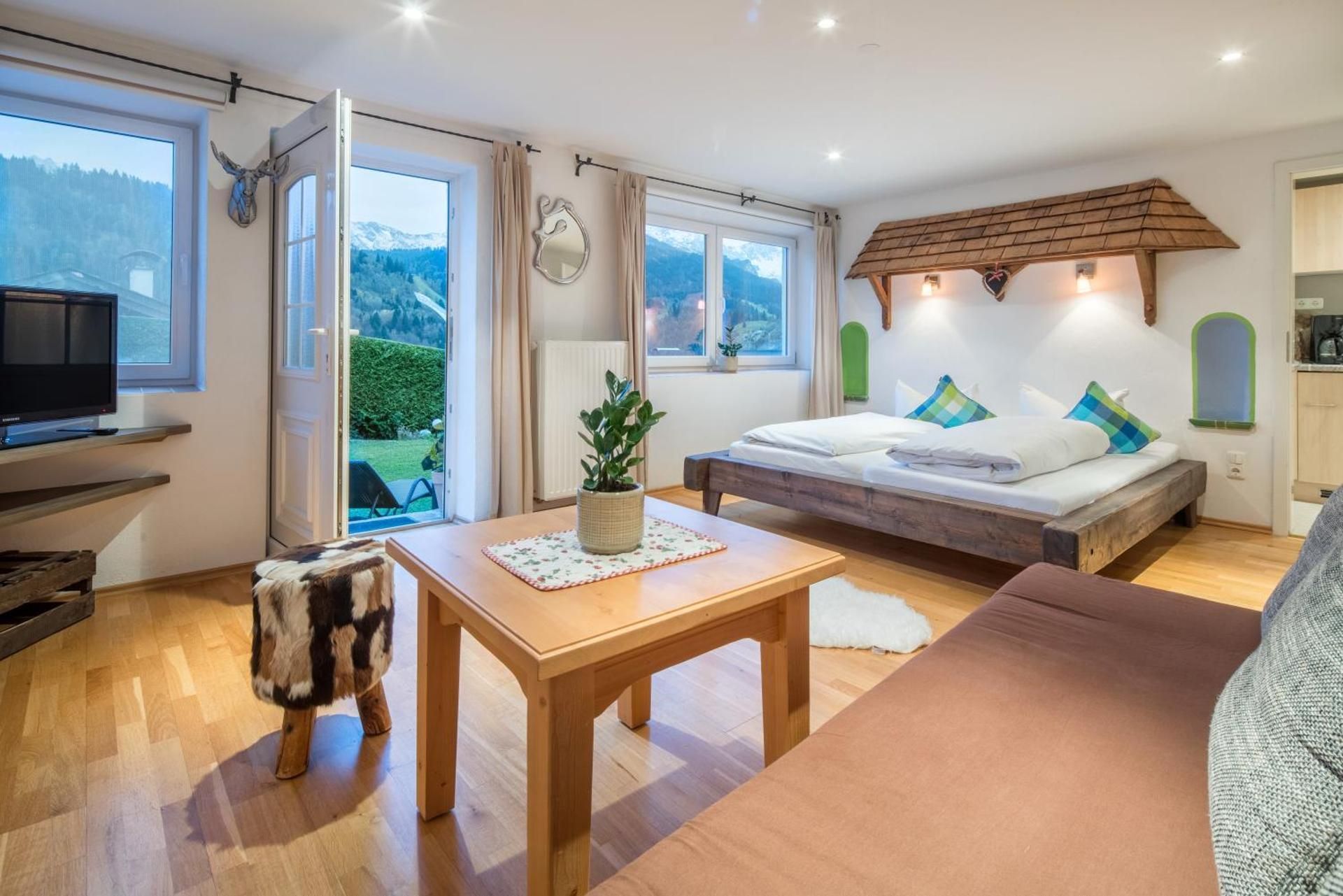 Apartment with Mountain View