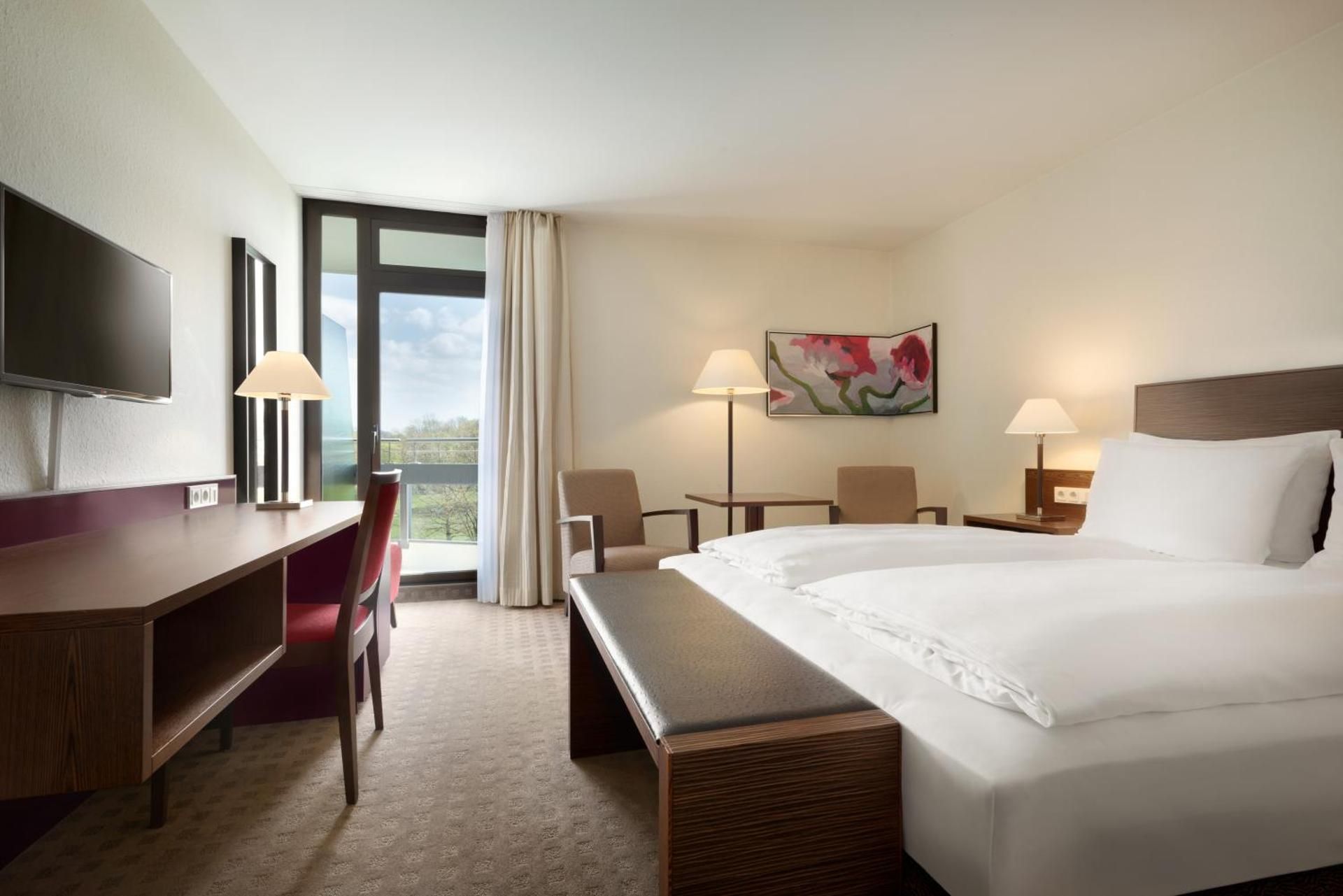 Ramada by Wyndham Nuernberg Parkhotel 1 Queen Bed, Non-Smoking 2